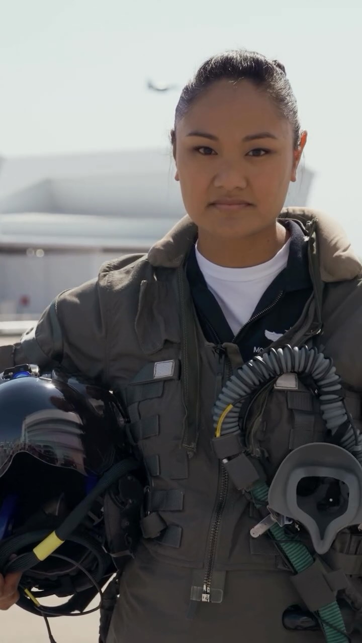Honored to meet and share the stories of inspiring individuals like Monessa “Siren” Balzhiser. A fighter pilot, mother, and test pilot for @lockheedmartin — her strength and resilience are unmatched. Huge thanks to @memdaypbs for bringing us on to tell this incredible story.
🎬 @theantoneye
📽️ @russellhoughten
👨💻 highonstress