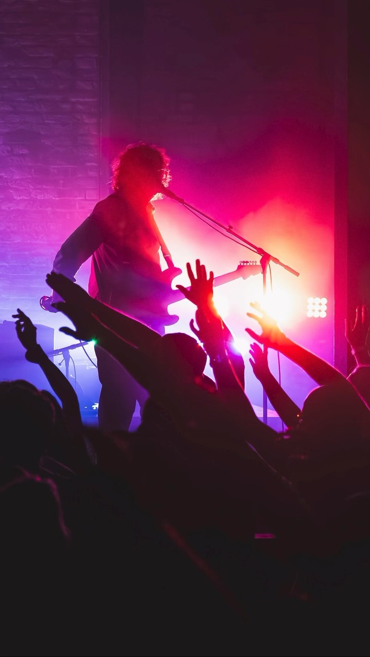 Stop scrolling! 🛑 Dit maakt een live concert zo bijzonder…
Het is de onbeschrijfelijke energie die je voelt zodra de muziek begint te spelen en het publiek helemaal uit z’n dak gaat! 🙌🎉 De connectie tussen artiest en fans is gewoon magisch. Het delen van die ene favoriete song, het dansen en zingen met duizenden anderen, het creëren van herinneringen die een leven lang meegaan. Dat is de beleving van een live concert! 🔥✨
Er is niets vergelijkbaar het gevoel van verbondenheid, dat ontstaat wanneer je samen met duizenden andere fans je favoriete artiest ziet optreden. Het is een ervaring die je bijna niet kunt uitleggen en alleen maar kunt voelen. 🎶💃
Of je nu vooraan staat en de artiest bijna kunt aanraken, of je staat achterin en laat je meeslepen door de muziek, een live concert laat je even alles om je heen vergeten. Het is een moment van puur geluk, waarin je je volledig kunt laten gaan en jezelf kunt verliezen in de muziek. 🎵✨
Dus laat jezelf onderdompelen in de magie van live muziek, dans mee met de menigte en maak herinneringen die je voor altijd zult koesteren. 🎉🔥
#LiveMuziek #ConcertVibes #OnvergetelijkeMomenten #MijlpalenVastleggen