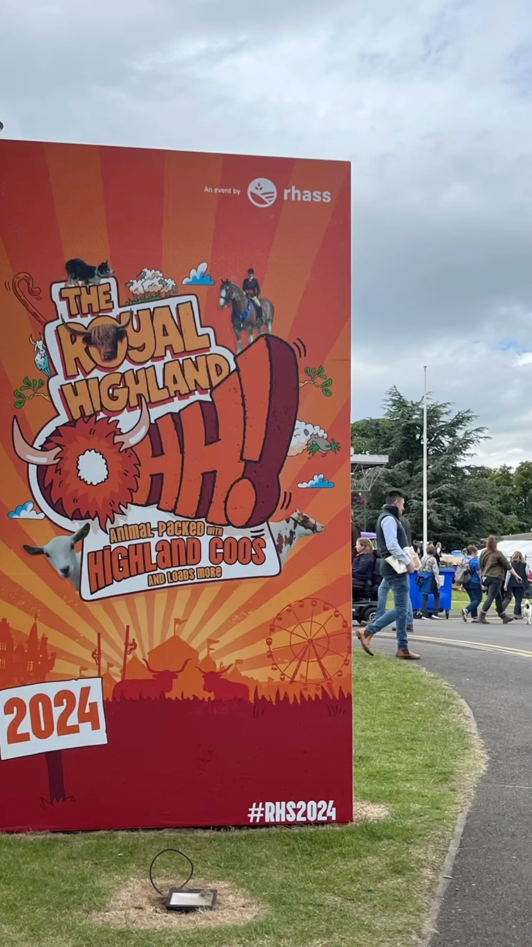 Heute war wieder tierisch viel los auf der Royal Highland Show. Als Ackerbäuerin hab ich wenig Ahnung von den tierischen Competitions und bin einfach stark beeindruckt von der Symbiose die Tier und Mensch hier teilweise eingehen, um so perfekt springen zu können, so brav durch den Ring zu laufen und wie sehr die Tiere die Ruhe bewahren trotz des menschlichen Trubels!