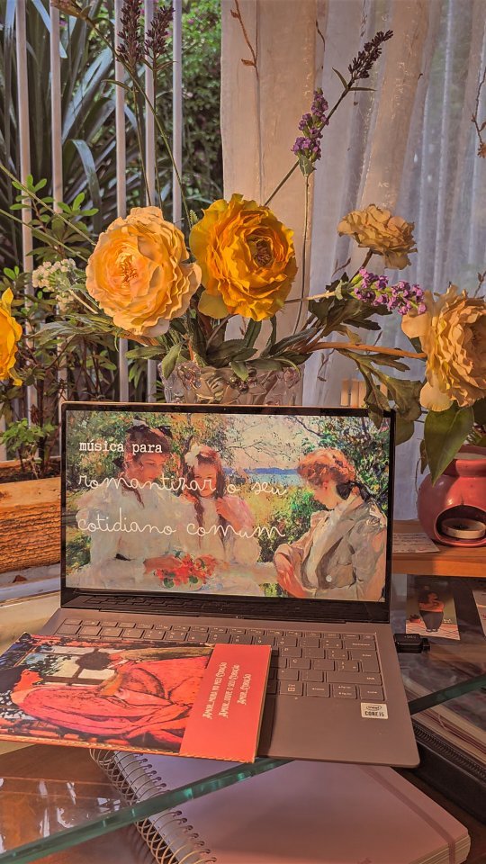 Uma playlist para você romantizar a sua vida🌸
Romantizar o cotidiano, para mim, significa decidir, conscientemente, enxergar os pequenos detalhes e a simplicidade da rotina de uma forma bonita, significativa, poética.
Romantizar a vida é ligar uma música que vai trazer um clima aconchegante para o seu lar, é preparar um café e servir numa xícara bonita, é ler algumas páginas de um livro.
Romantizar a vida é estar atenta ao momento presente e usufruir, com intencionalidade, das inúmeras bênçãos diárias que recebemos.
Essa playlist (disponível no meu canal do YouTube: link na bio) cuidadosamente preparada por mim - e para você - vai te trazer um incentivo para também cultivar essas pequenas doses de beleza e poesia no seu dia a dia.
Espero que gostem! :)