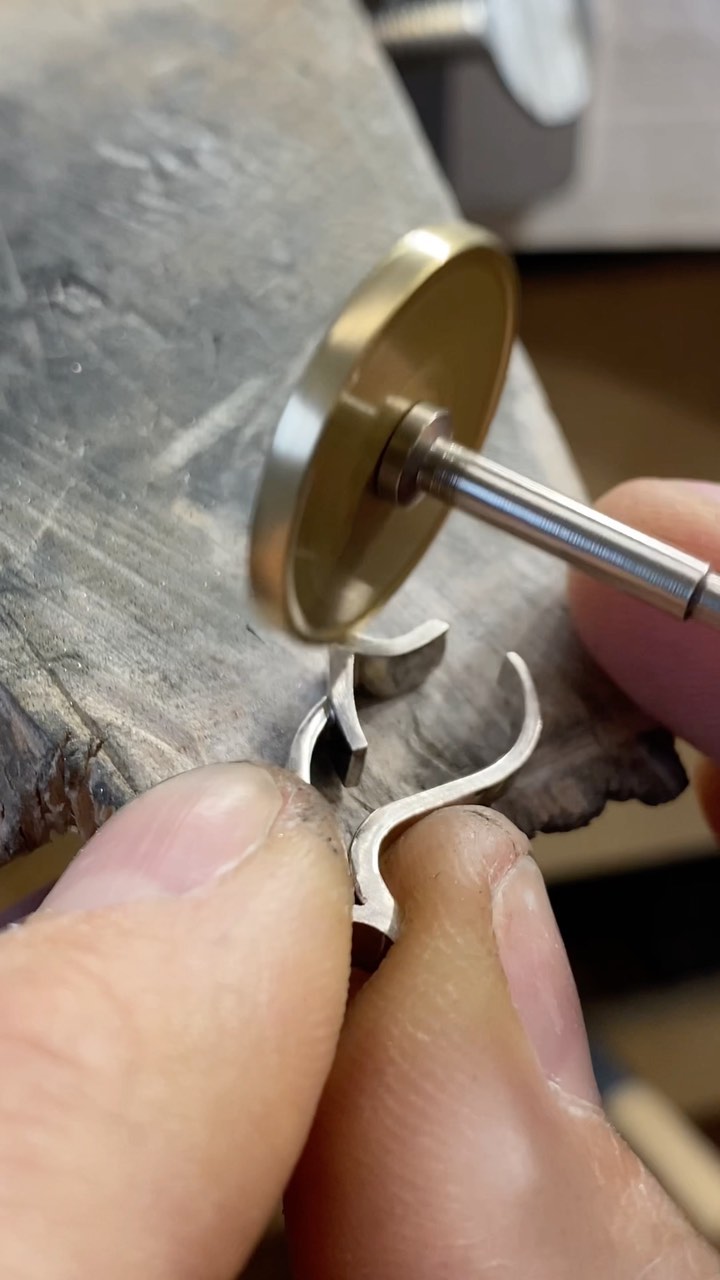 How to get the shape smooth.
#jewellerymakingtips #benchjeweller #handmadejewelry #artjewellery #howitsmade #jewellerymaking #howitsmadematters #craftworkshop #jewelrymakingtechniques #metalsmith #jewellerymaking #procesreel #jewellerytutorial #goudsmidatelier #goudsmid #ateliersmeijsters