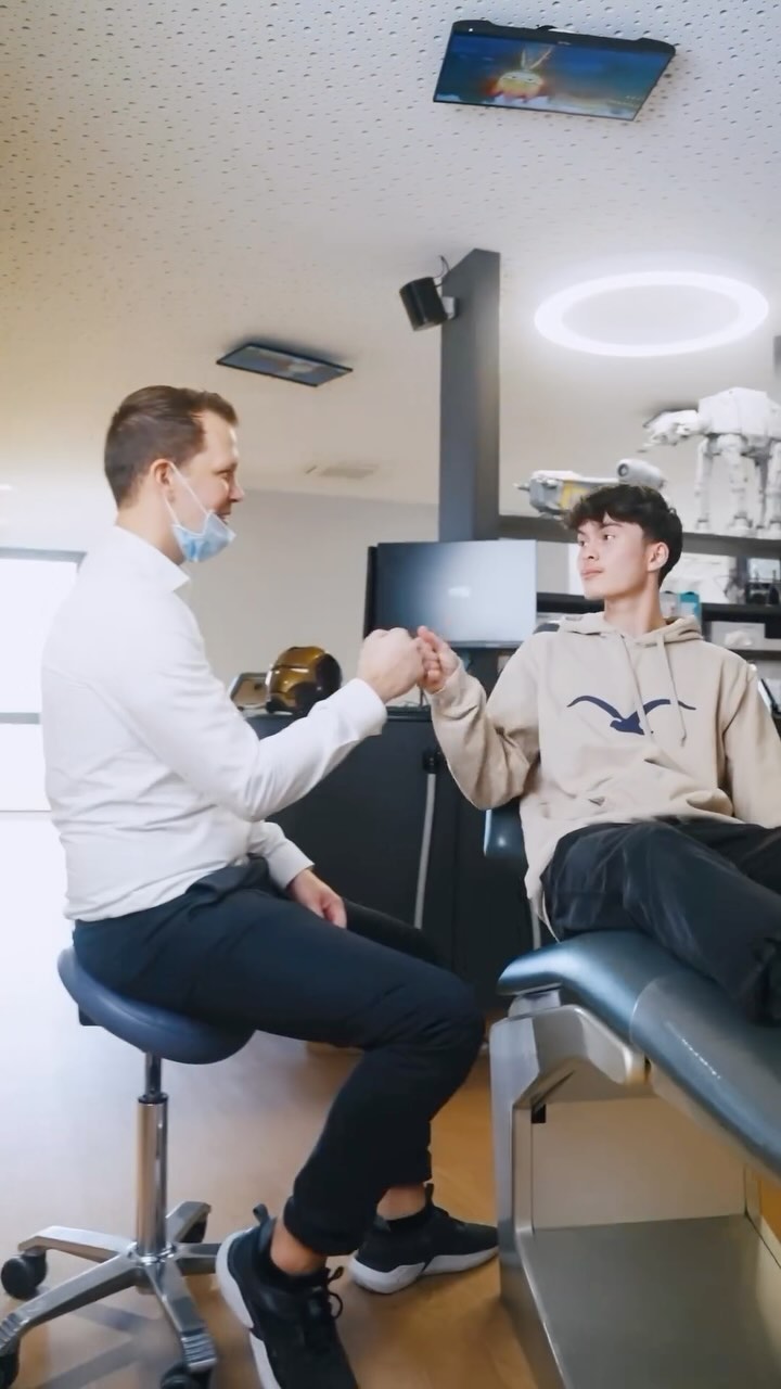 Vorher ➡ Nachher
Hier einmal das Endergebnis einer erfolgreichen Zahnspangen-Behandlung aus unserer
Praxis. Wir sind definitiv zufrieden, was meint ihr? 😊