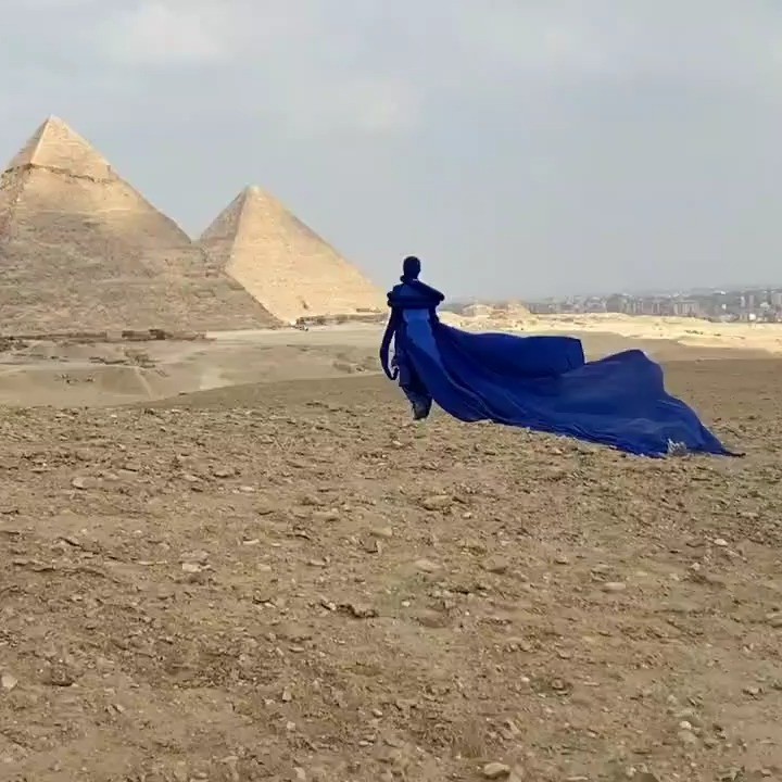 .
Artist @litaalbuquerque surrmounts the Giza Plateau, Cairo, Egypt.
#litaalbuquerque #egypt #pyramids #landart #ultramarine #desert #25thcentury #femaleastronaut