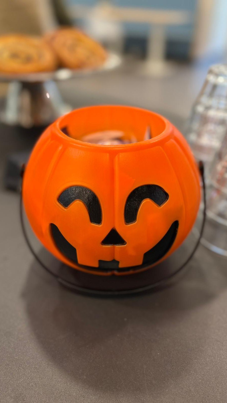 🎃👻 Halloween Vibes op onze locaties! 👻🎃
Wat een fantastische Halloween hebben we gehad! Onze locaties waren omgetoverd tot ware griezelpaleizen 🎩🧙♀️💀 Van spookachtige decoraties tot zelfs helemaal uitgedoste collega’s en griezelige maaltijden! 🍬🕸️🍭
Iedereen bedankt voor deze creatieve inzet 💀🎉🧛
#WeCanteen #HalloweenCatering #SpookyVibes #Bedrijfscatering #HalloweenFun
