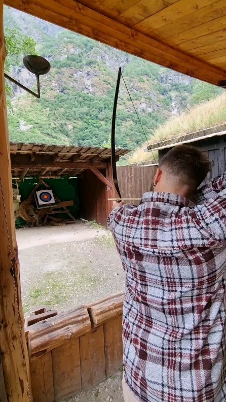 Testing our precision at the njardarheimr archery range. A little more training should do it...
Do you practice archery? Tell us about it!
------------‐---------------------------------------------------------
#njardarheimrvikingvillage #archery #archerypractice #archeryrange #gudvangenvikingmarked #gudvangen