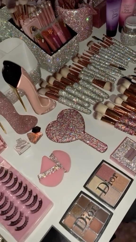 Glitter + Sparkles = Life ✨✨✨
.
.
.
.
.
#lushmodels #beauty #pink #glitter #sparkle #makeupbrushes #makeupaddict #makeuplover #glittergloss #glittermakeup