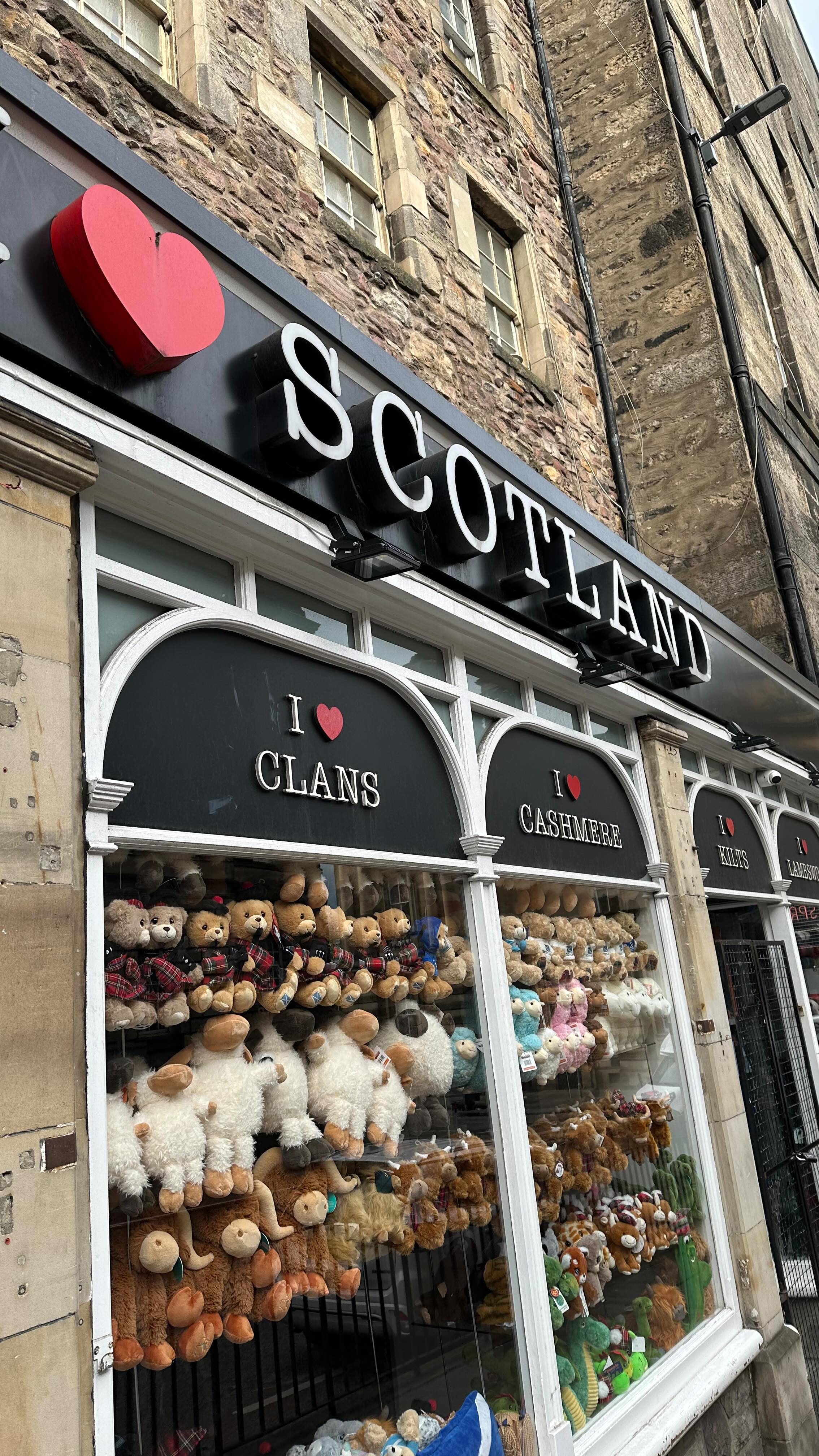 From Edinburgh to the Highlands, Scotland was an ABSOLUTE DREAM. Getting lost in its rich history and breathtaking landscapes was an unforgettable experience. 🌧️⛰️🏰🤎
If you’ve been thinking about taking a trip, don’t hesitate—it’s worth every moment!
#travel #explore #liveinspired