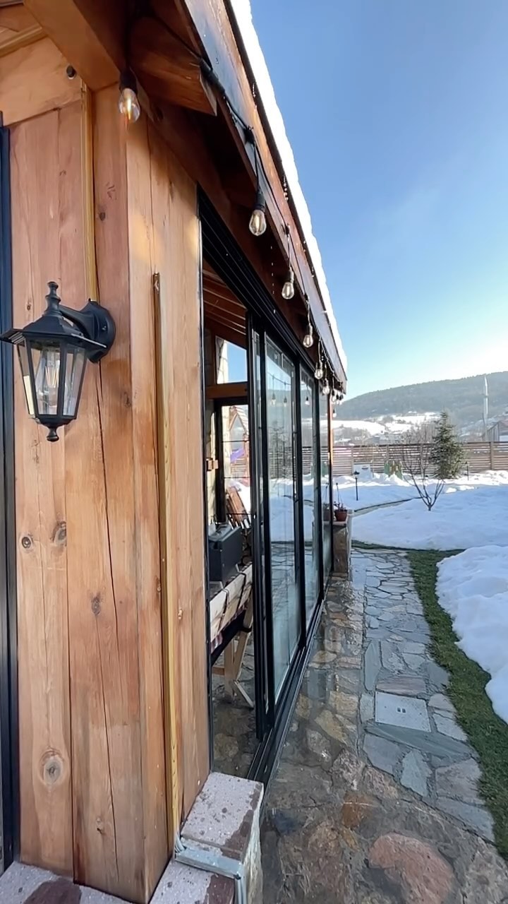Hayatın telaşı arasında, bu damlanın süzülüşünü izlemek bir nefes arası gibi değil mi? Anda kalmak bazen sadece suyun hikayesini dinlemek demekmiş. Yavaşla ve doğanın sakinliğine bırak kendini.
#kartatili
#abant
#bolu
