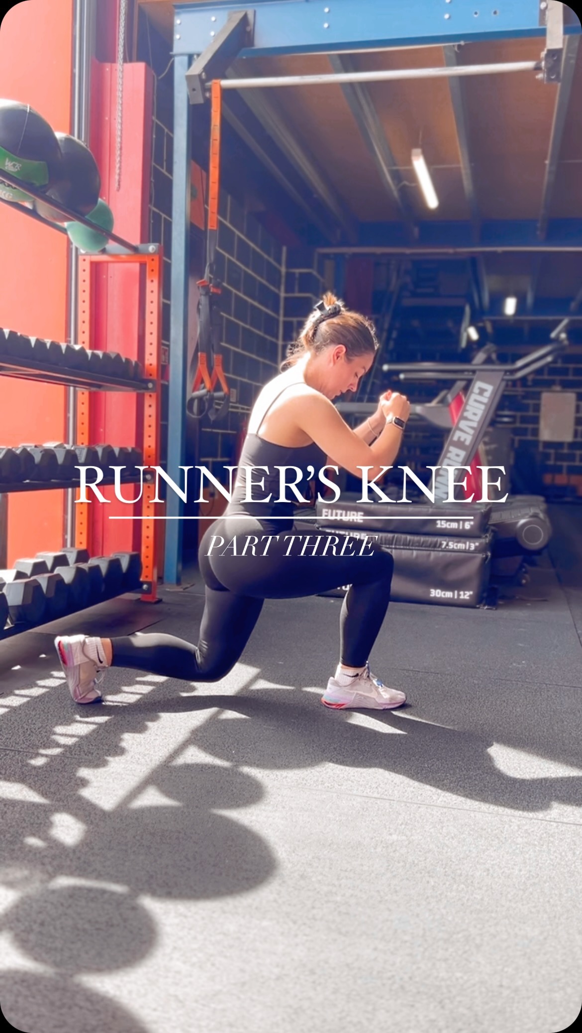 ‼️STRESS THE JOINT‼️
Stay low and create right angles with your knee placement, hover just off the floor and HOLD. The back knee should be working hard in this exercise
.
Don’t always expect a physio to put your injuries right with hands on work, your work is always better than ours 🙌🏼
.
#hdsportstherapy #runninginjury #kneeexercises