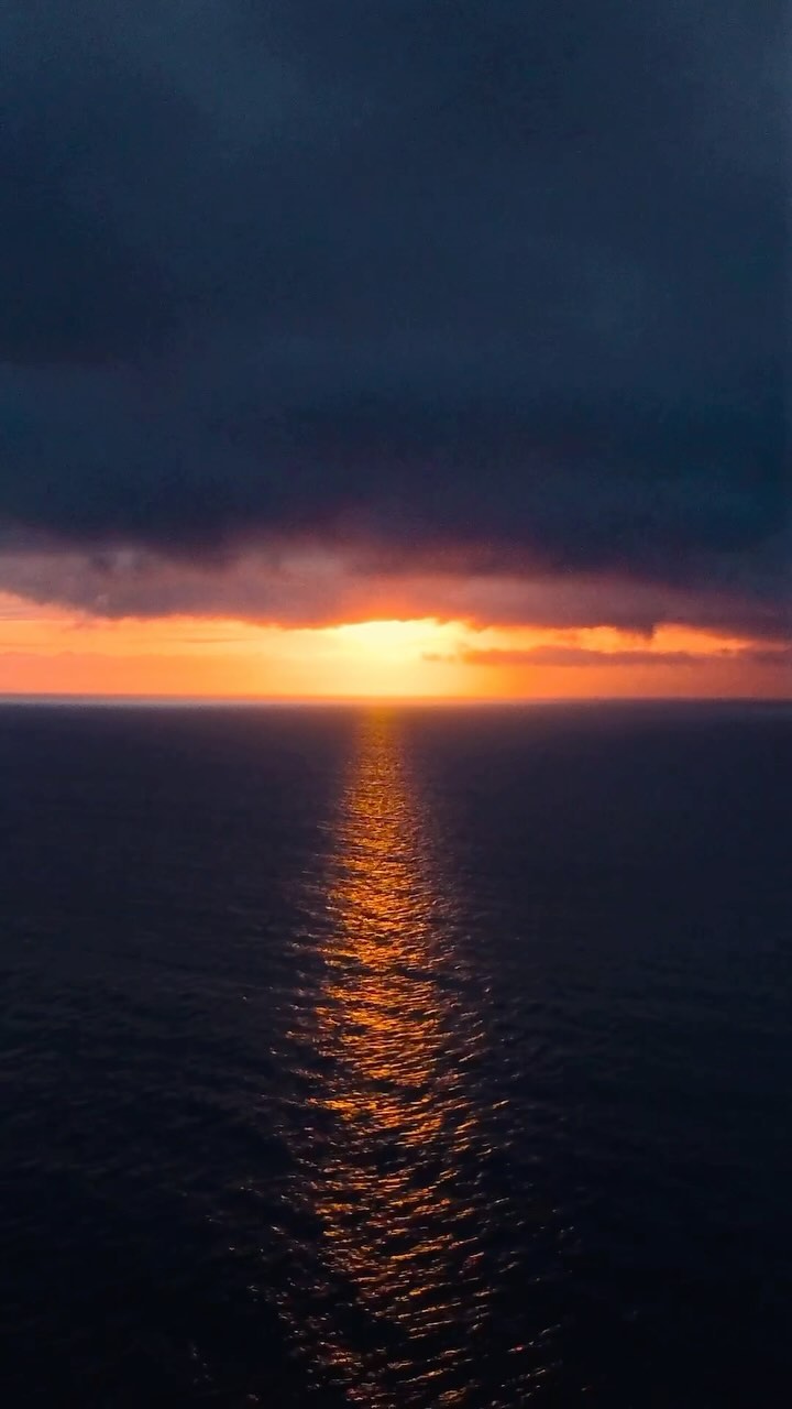 Trust the process, feel the energy ⚡️
#sandbanksbeach #dorsetengland #positivevibes #trusttheprocess #drone #cinematic #neverstopexploring #photography #dramatic #sea
@bournemouth_official
@thisissandbanks
@visitdorsetofficial