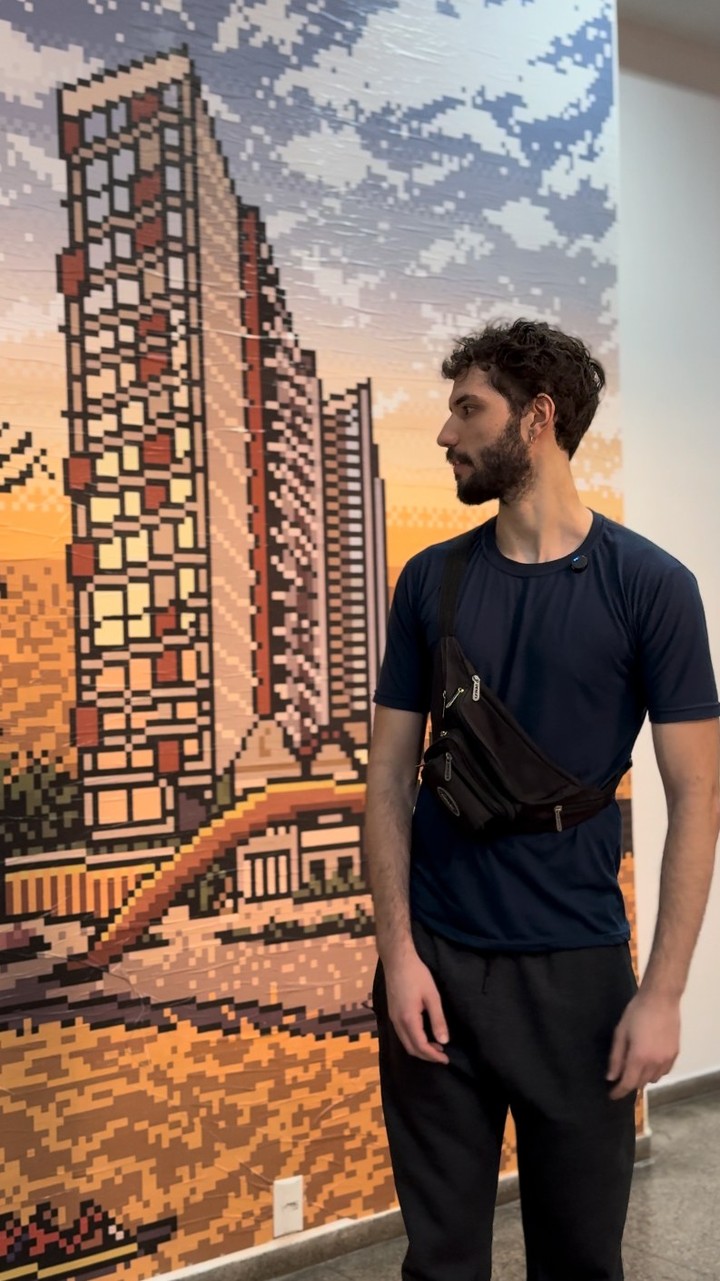 @felipe.veeck incorpora, em sua produção, as experiências que o atravessam diariamente. Sua obra lida com a percepção da vida cotidiana em Vila Farrapos, na periferia de Porto Alegre. Afetos e experiências se manifestam através de interações, objetos, paisagens e personagens representados em desenhos. As cores vibrantes e os detalhes aplicados a cada elemento constroem narrativas visuais que dão protagonismo à comunidade local e suas vivências.
Sua obra transita entre a memória e a imaginação, inspirada por elementos da cultura pop, games, animes e animações, criando um universo visual no qual o familiar e o fantástico se encontram. Como parte de seu processo criativo, Veeck utiliza ferramentas simples de edição e extrapola suas limitações, criando uma dimensão na qual os pixels ganham forma e textura. Para a 14ª Bienal do Mercosul, o artista realizou dois trabalhos comissionados, trazendo sua estética para a vida urbana por meio da reprodução de desenhos originais em formato lambe. Ao expandir sua arte para o espaço público, Veeck reforça o diálogo entre o digital e o físico, entre o íntimo e o coletivo, transformando a cidade em tela.
Visite as duas obras:
@ccmarioquintana, ter--dom, 10:00--20:00
Estação Cidadania Restinga, seg--dom, 09:00--18:00
Texto por Fernanda Medeiros
English version in the comments.
Apresentado por: @petrobras
Produção: Fundação Bienal do Mercosul
Apoio Institucional: @unescobrasil, @tjrsoficial, @ccmarioquintana, @museumargs, @farolsantander, Procempa e Bancos Sociais, @instituto.ling, @institutocervantesportoalegre, @eflcultural, @instituto.rouanet, @prefpoa, @fundacaoibere e @pucrs
Apoio: @irigaray.guindastes, @lojaspompeia, @gangoficial, @riograndeseguros, @iguatemipoa, @agibank, @vulcabras.oficial, @dufriorefrigeracao, @roxcode.io, @brdeoficial e @art.hoteltransamerica
Media Partner: @grupo_rbs
Apoio Premium: @lojasrenner, @bluevillealimentos e @gerdau
Patrocínio: @crown.embalagens, @caixa e @governo_rs
Patrocínio Master: @santanderbrasil @banrisul
Financiamento: PRÓ-CULTURA - Lei Estadual de Incentivo à Cultura - #proculturars @sedac_rs #culturaessencial
Realização: Lei Federal de Incentivo à Cultura