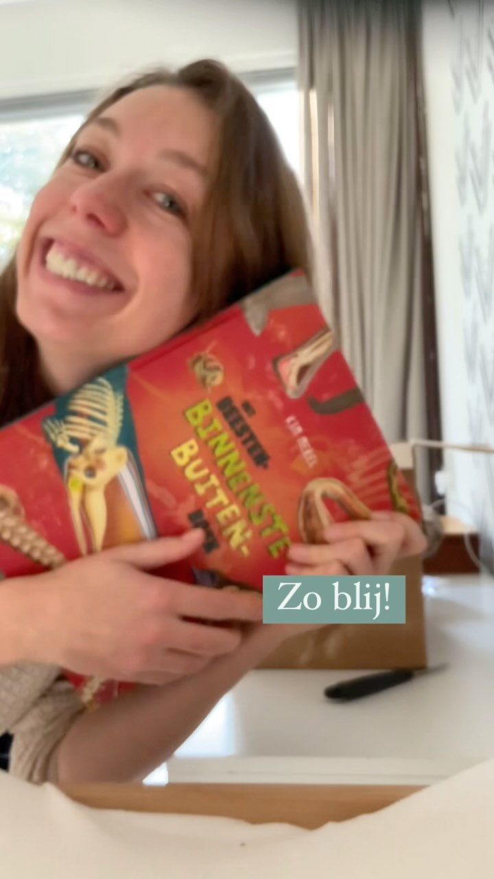 Verrassing! Ik heb een nieuw boek, vandaag uit!!! 👉Het Beestenbinnenstebuiten boek 🐍🦑🐘🐆. Jawel, spreek dat maar eens in 1x goed uit 😜.
In dit boek laat ik je zien hoe onwijs gaaf dieren er vanbinnen uitzien. En ik kan je zeggen: echt hartstikke bizar is dat. Alle 12 dieren verschenen als rubriek in @tijdschriftzozitdat en @uitgeverijlemniscaat maakte er dit toffe boek van.
Idee voor een Sint kado? Ik zeg doen! Jouw bioloog in spé kan helemaal los (zonder dieren bloederig open te snijden trouwens, dat scheelt weer 😂🐌🐘🐊🐳🐍🦒🦦).