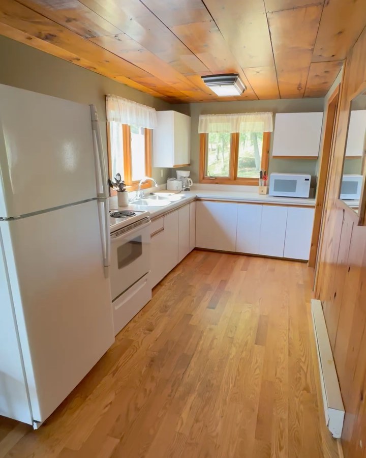 We have had a last minute cancellation in a waterfront two bedroom cottage, July 27-aug 3. Contact if interested.