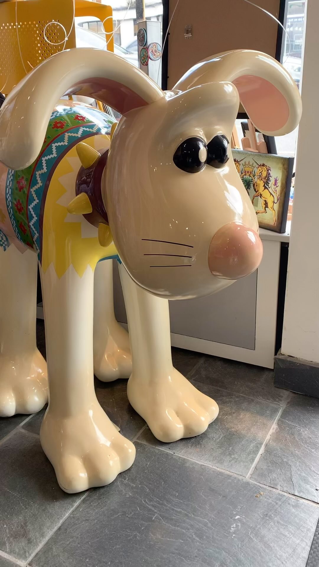 Introducing Easter Gromit! 😃He’s only here for a short time so make sure to visit soon! Many thanks to Amy Mac and family for the loan😀👍🏼#gromit #ghibliart #cartoonart #animationart #thesimpsonsart #honiton