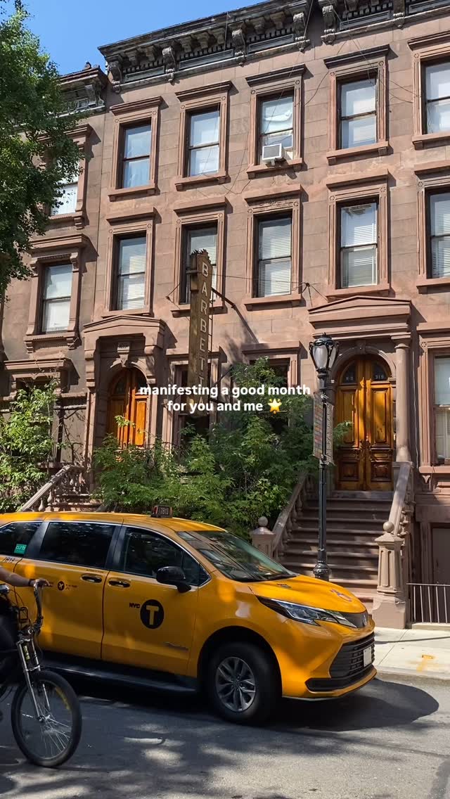 Manifesting a good month for you and me 🫶 have you anything planned this month? 🌿🌼 June is so special to me. All the flowers are blooming, I can harvest my first vegetables in my garden, wear dresses and stilettos, enjoy an iced coffe in the park, and sleep under the stars on my rooftop terrace. ✨
#june #goodlife #socialmediamanager #girlboss