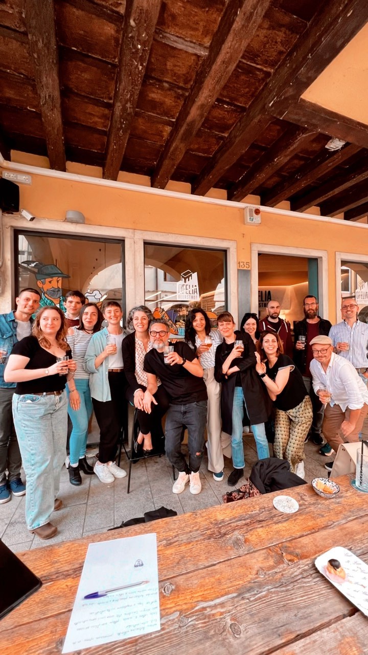 Una giornata intera a parlare di organizzazione, promozione e sostenibilità del lavoro di illustratore davanti a una birra. Ecco come è andata ieri a Professione Illustratore Day 🍺
#professioneillustratore #illustrazione #illustratore #illustratoriitaliani #illustrazioneitaliana #illustrazionedigitale #vitadafreelancer