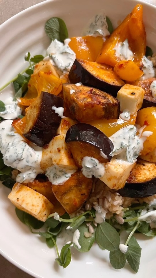Harissa me up baby! With the cold weather at play I thought I would add a bit of winter warmer to our lunch. Harissa just makes my foodie heart sing, so many incredible flavours, it’s a winner every time. This lunch also ticks all the food groups I need, but more importantly it’s blooming delicious. #watercress #bulgarwheat #aubergine #sunflowerseeds #peppers #halloumi #harissa #mintandlemonyoghurt #winninglunch