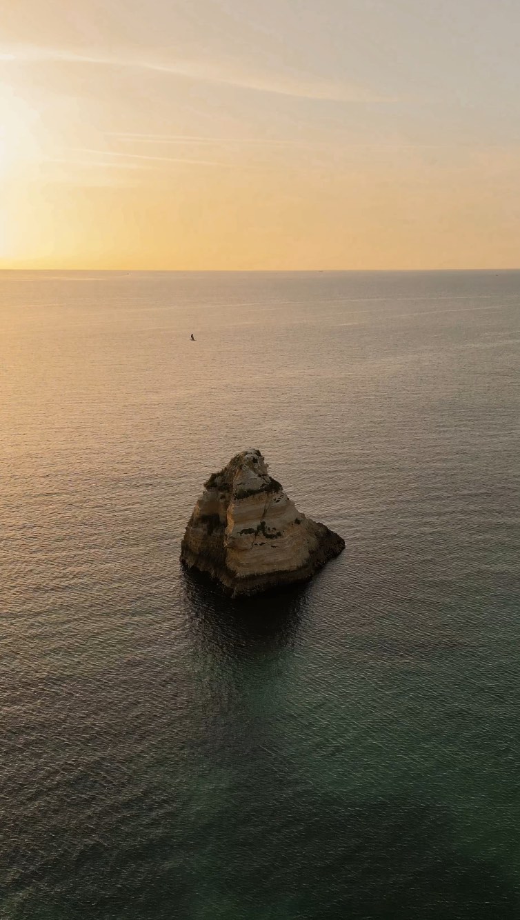 Lever du soleil sur les caps de Ponta da Piedade 🌅
#sunrise #sunrisephotography #droneshot #dji #drone #pontadapiedade #algarve #portugal #sunriselover #lagos