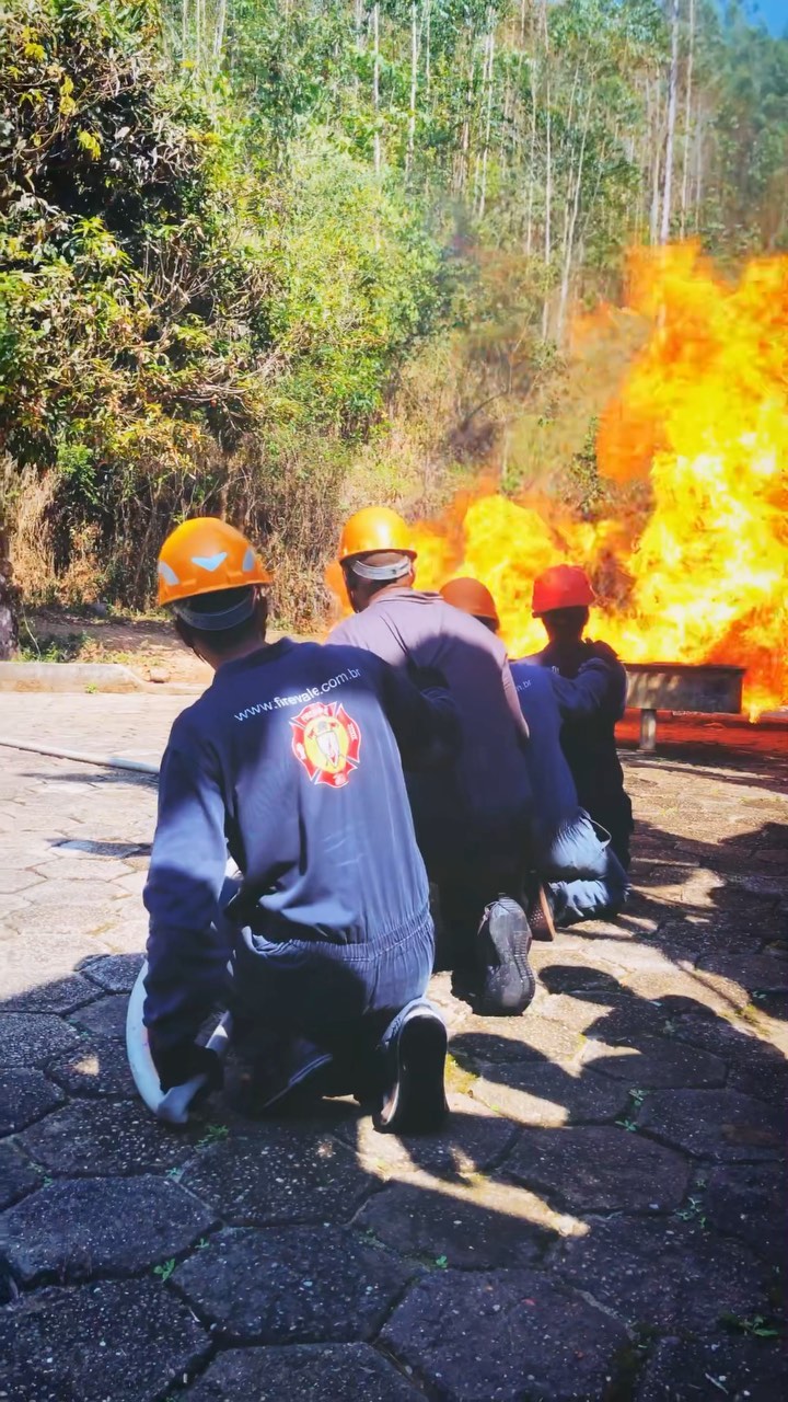 “Todo grande esforço, tem uma recompensa ainda maior no final.” 🙏🏻
Esse foi o registro feito do Campo Prático do curso de Formação de Bombeiro Profissional Civil da nossa Turma 01.24, realizado em parceria na @firevale.treinamentos, onde os(as) alunos(as) passam por um treinamento com muito aprendizado e adrenalina de Combate à Incêndio, Resgate de Vítimas… e muito mais! Praticando todos os ensinamentos aprendidos durante todo o curso. 🔥💪🏼
E ai, se interessou e está querendo realizar esse sonho também? 🤩
Estamos com as matrículas abertas para a nossa próxima turma, aguardando você para alcançar esse tão sonhado objetivo, juntos! 🤝🏻❤️
Entre em contato conosco e garanta já a sua vaga!!
(Os procedimentos demonstrados são apenas simulações e todos os erros cometidos são corrigidos! Nossos(as) alunos(as) estavam no processo de aprendizado e a evolução será sempre constante).
Para maiores informações:
📞 (12) 98136-0655 (WhatsApp)
📬 contato@guardioesdofogo.com.br
🏠 www.guardioesdofogo.com.br
📍Rua Sebastião Humel, 412 - Centro - São José dos Campos/SP
C.O.T.E - Guardiões do Fogo,
“Lutando pela sua vida e seu futuro.”
#combateaincendio #bombeirocivil #pci #treinamento #saojosedoscampos