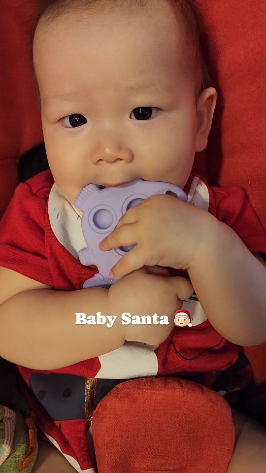 Merry Christmas from baby santa zev with babybutter's latest toy addition: Lilac Dino Pop! 🦖💜 watch him soothe his gums with his new silicone teether ✨️
Chew on this! A pop of personality: a teething bestie and baby sensory toy all-in-one! Our Itzy Pop™️ push bubble toy is the perfect way to engage your little one’s mind and senses. The push pop movement and sounds will keep baby’s attention while the raised silicone dimples gently soothe sore gums.
Often used for stress relief or to help improve fine motor skills, these high-quality pop push toys are as convenient as they are fun. Simply pop it in your bag or clip it for easy access while on-the-go. Choose from adorable dinosaur and elephant designs.
Specifications:
BPA-free, food-grade silicone used for chewy characters and soft sensory pop bubbles
The sound, texture, and movement of the bubble popper toy stimulates and engages baby's senses
Raised textures soothe sore gums
Cart it out at 🛒 babybutter.com.sg ❄️💖🎄
#babyteether #itzyritzy #dinosaur #silicone #soothinggums #baby #teething #chewtoy #safeforbabies