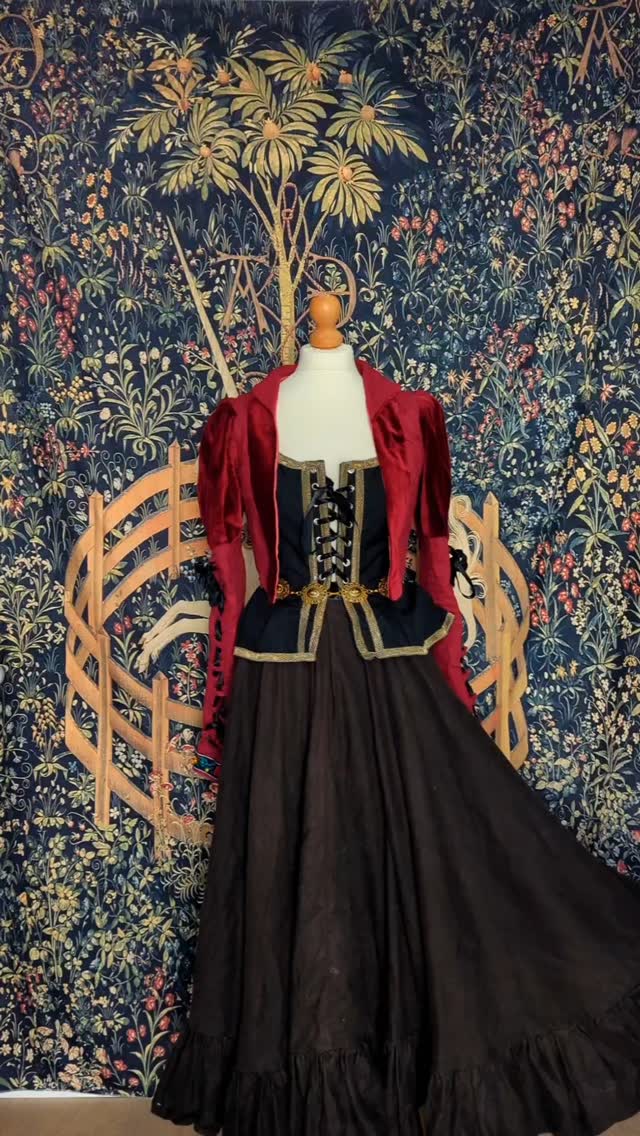 🍂 La tenue la princesse du coin ✨
Anecdote: Quand je suis sortie habillée comme ça lundi dernier un monsieur m'a demandé si j'étais une princesse 🥹 j'ai dit non par pure humilité évidemment 😌
🍎Je voulais faire un jour, un réel ce mois-ci...on est le 4...ça va je suis pas trop en retard 🥲
Je commence à être un peu plus à l'aise, mais je suis si loin du niveau des tiktokeurs émerites 😂
Vous aimez ce style de boléro ? Assez pour en vouloir un vous aussi ? Dites le moi en commentaire, je pourrai faire les gradations du patron !
.
.
.
.
.
.
.
#ateliervergnes #couture #surmesure #bridaldress #dress #corset #sewing #smallbusiness #romantic #dream #beautiful #cottagecore #lady #autumn #cute #feminine #aesthetic #lace #fashion #vampire #history #costume #darkacademia #renaissance