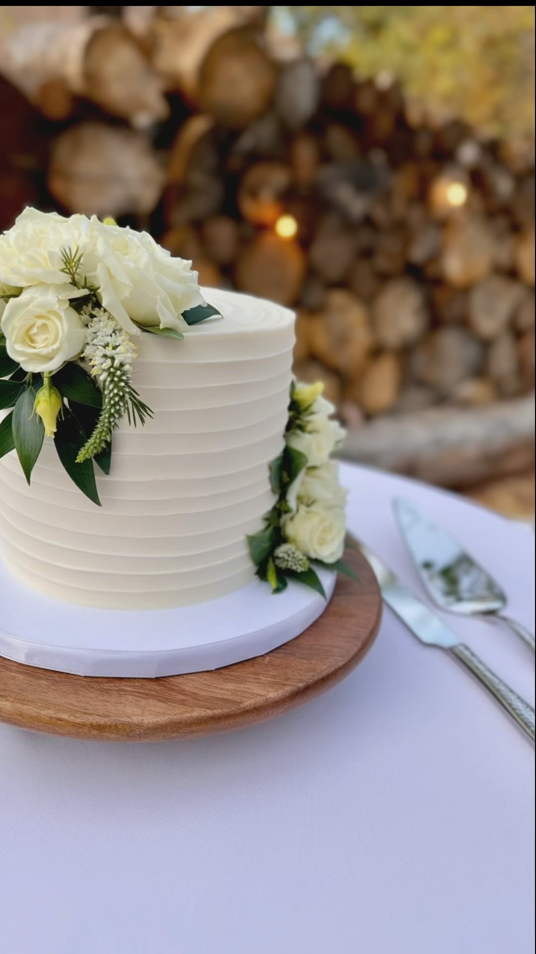 âšđCongratulations to Melissa & Lance on tying the knot at the stunning Creekside wedding venue last week! âšđđČ
It was an absolute honor to be part of your special day! We absolutely fell in love with the simple yet elegant design of the ribboned buttercream wedding tier we created for you. It was a true reflection of your beautiful love story! đâš
And letâs not forget the scrumptious gluten-free desserts that stole the show: caramel apple shortbread bars, cream cheese infused brownies, classic chocolate chip cookies, and delightful strawberry cupcakes with vanilla buttercream. đ°đȘđ
Thank you for trusting us to add a sweet touch to your celebration! Hereâs to a lifetime of love, laughter, and delicious moments! đ„â€ïž #MelissaAndLance #WeddingBliss #SweetMemories #paysonazbakery #kendrascountrybakery #mountainwedding #edibleart #lovestory