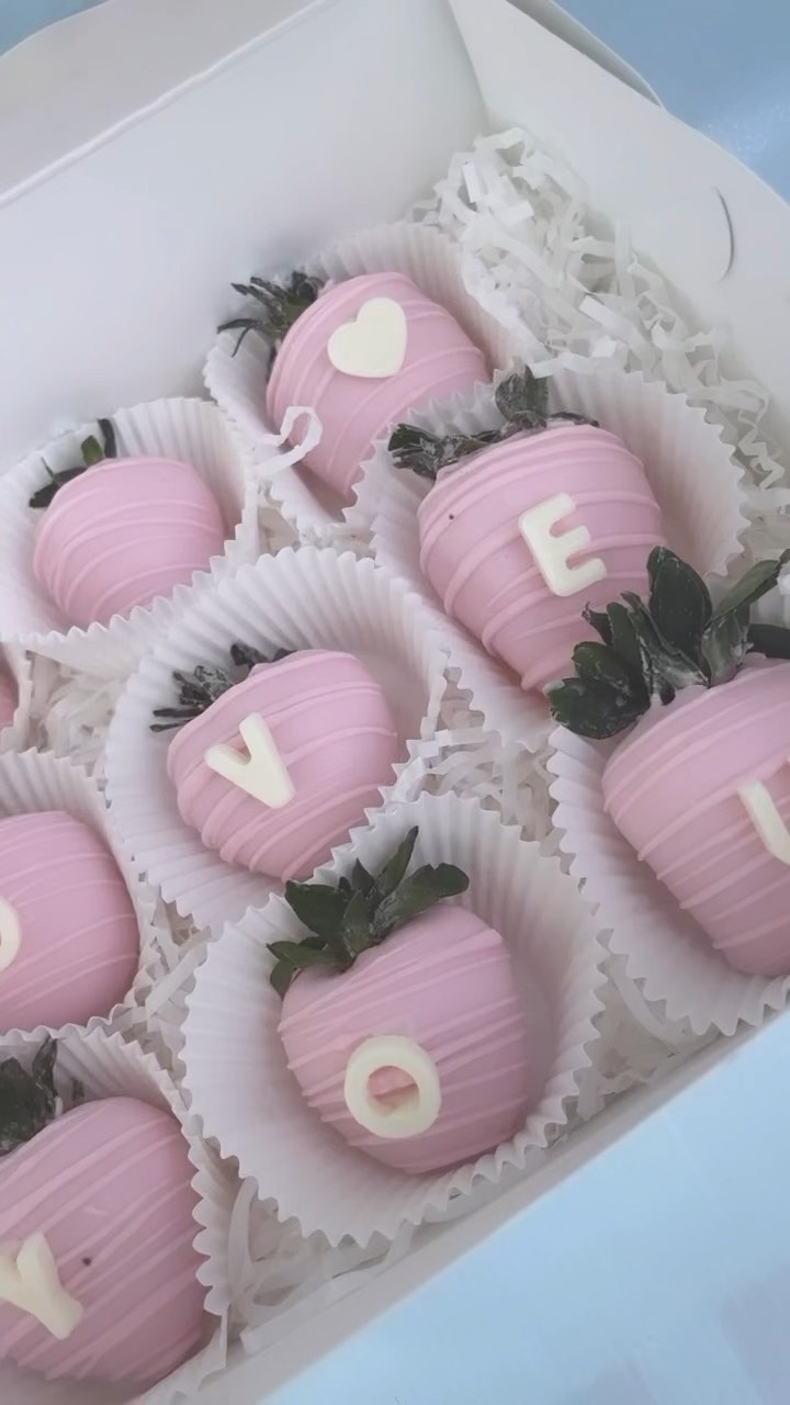Happy Valentines Day!!
.
.
.
Treats by @tasteofcakery
#strawberry #valentine #valentinesstrawberries #cupcake #chocolatecoveredstrawberries #chocolatecovered #chocolate #pink