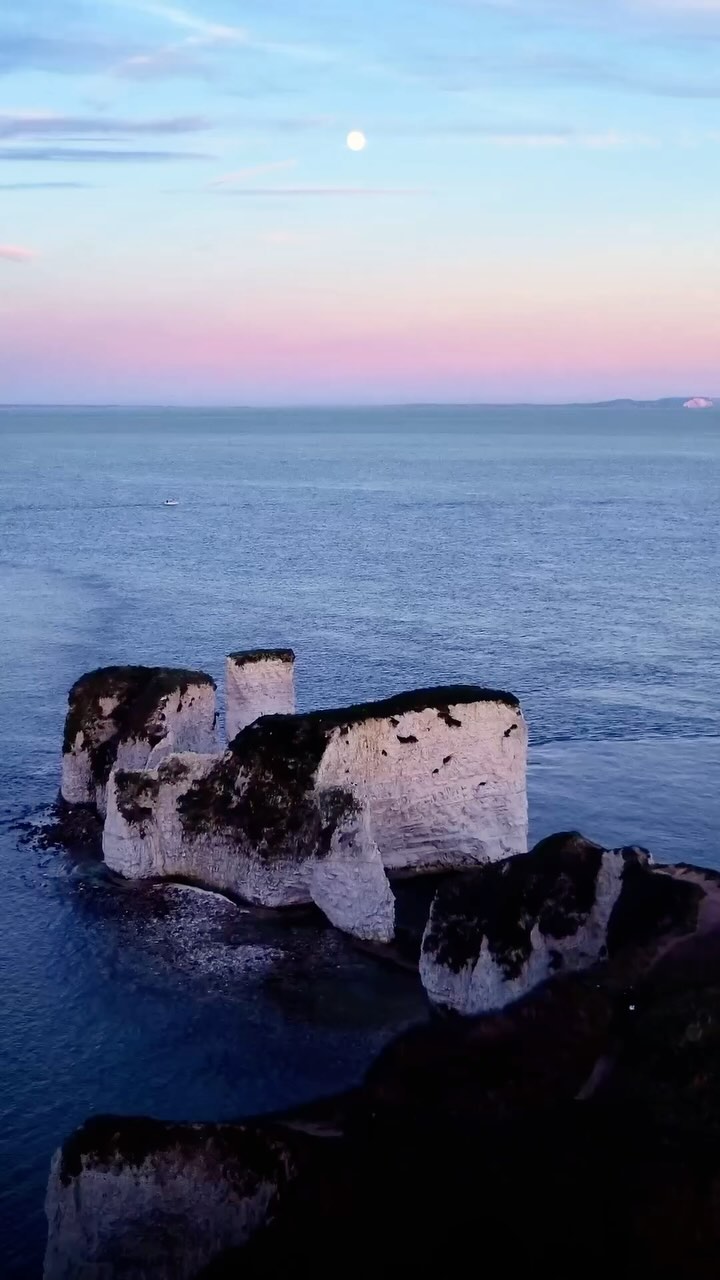 The only limits in life, are the limits of your mind. 💫
#mindset #mindfulness #cinematic #dronephotography #drone #dorsetengland #oldharryrocks #moonrise #moonlight
#sandbanksbeach #limitlessmindset #sandbanksbeach
@visitdorsetofficial
@thisissandbanks