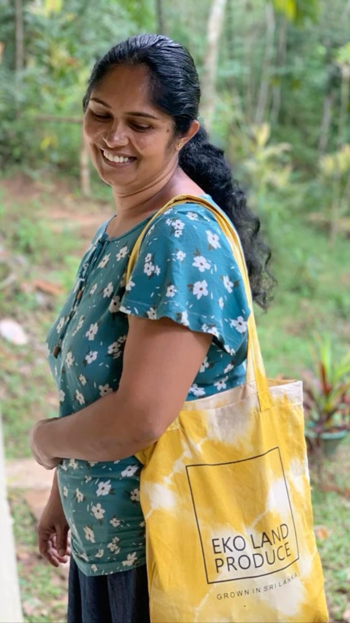 Hands up if you love our Eko Land Produce tote bags! 💛 They are dyed naturally in only turmeric and vinegar, and printed and sewn locally! Once the colour fades simply tie it with string and boil in turmeric once more!
@polwaththa_ecolodges’ yoga teacher @freya_intheforest along with Camani are the hands behind this beautiful work!
#tiedye #bag #homemade #turmeric #natural #srilanka