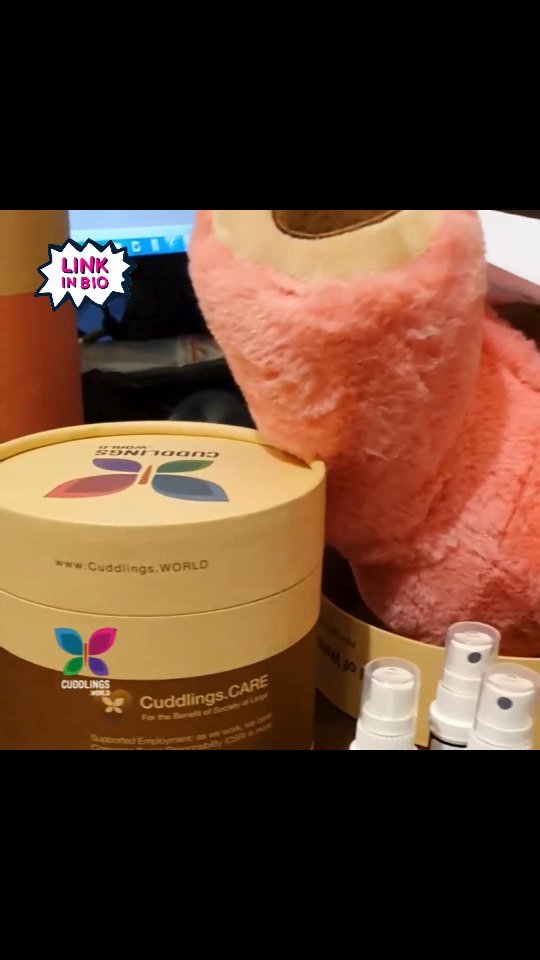 Dans l'univers extraordinaire de Cuddlings World, vit la merveilleuse famille Ours, composée de 12 membres, tous aussi uniques les uns que les autres. Tummy et Belly sont les parents bienveillants de cette joyeuse tribu, et leurs 10 frères et sœurs partagent une mission commune : répandre la joie, le bien-être et le bonheur dans le cœur de tous, des plus jeunes aux plus âgés. @cuddlings.unlimited ❤️