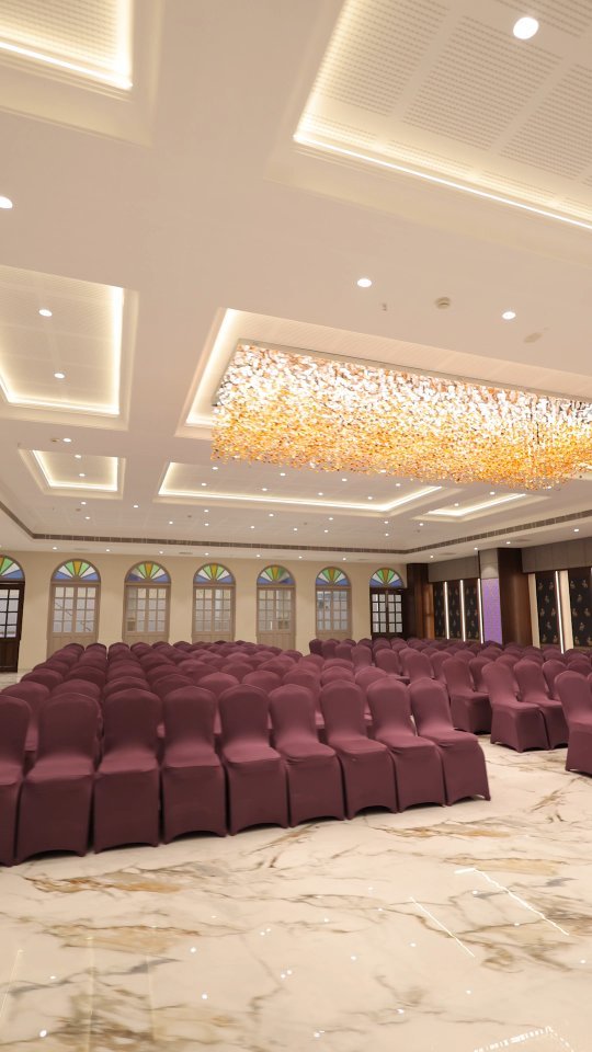 Brand New Kaiser Hall is ready to host your events with an upgraded feel. For booking call 8874111159 / 6307338624
#Varanasi #varanasifood #varanasiphotography #suryavns #cantonroyale #suryakaiserpalace #indiantourism #incredibleindia #ınstagood #varanasinightlife #solbarvns #solvns #solhaveli #bestrestaurant #indianpalace #indianpalaces #mfvns #hotelsurya #hotelsuryavns #banquethall #benaras #kothinights #solhavelibar