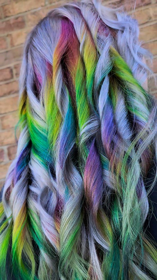 Everyone needs a rainbow panel in their hair 🌈
.
.
.
.
.
.
.
.
#clthairstylist #monroehairstylist #indiantrailhairstylist #charlottevivids #monroehairsalon #indiantrailsalon #charlottesmallbusiness #indiantrailhair #indiantrailvivids #matthewssalon