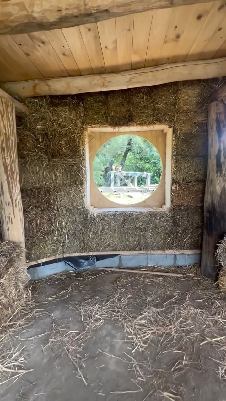 El sistema que elegimos para los muros de la escuela fue el de fardos, hay varios métodos para levantar paredes de fardos y este es particular para cuando el techo está soportado por una estructura de madera independiente de la pared de fardos. La casa de fardos es un sistema utilizado en distintas partes de el mundo y algunas las primeras casas de este estilo que tienen más de 100 años aún se encuentran en excelentes condiciones!
-Poseen un gran coeficiente térmico
-Se construye con fardos producidos localmente
-No se producen residuos al usarse
-Son biodegradables en caso de demoler la casa
-No es tóxico para trabajar con este material
-El costo de el material es bajo
#bioconstruccion
#permacultura
#strawbalehouse
#sustentabilidad