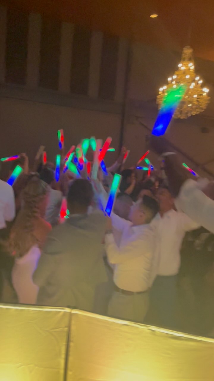 Look at those glow sticks! The energy at Chelsea & Howards wedding was a 12/10. What a party!! 🔥
#kelownawedding #kelownaweddingdj #okanagandj