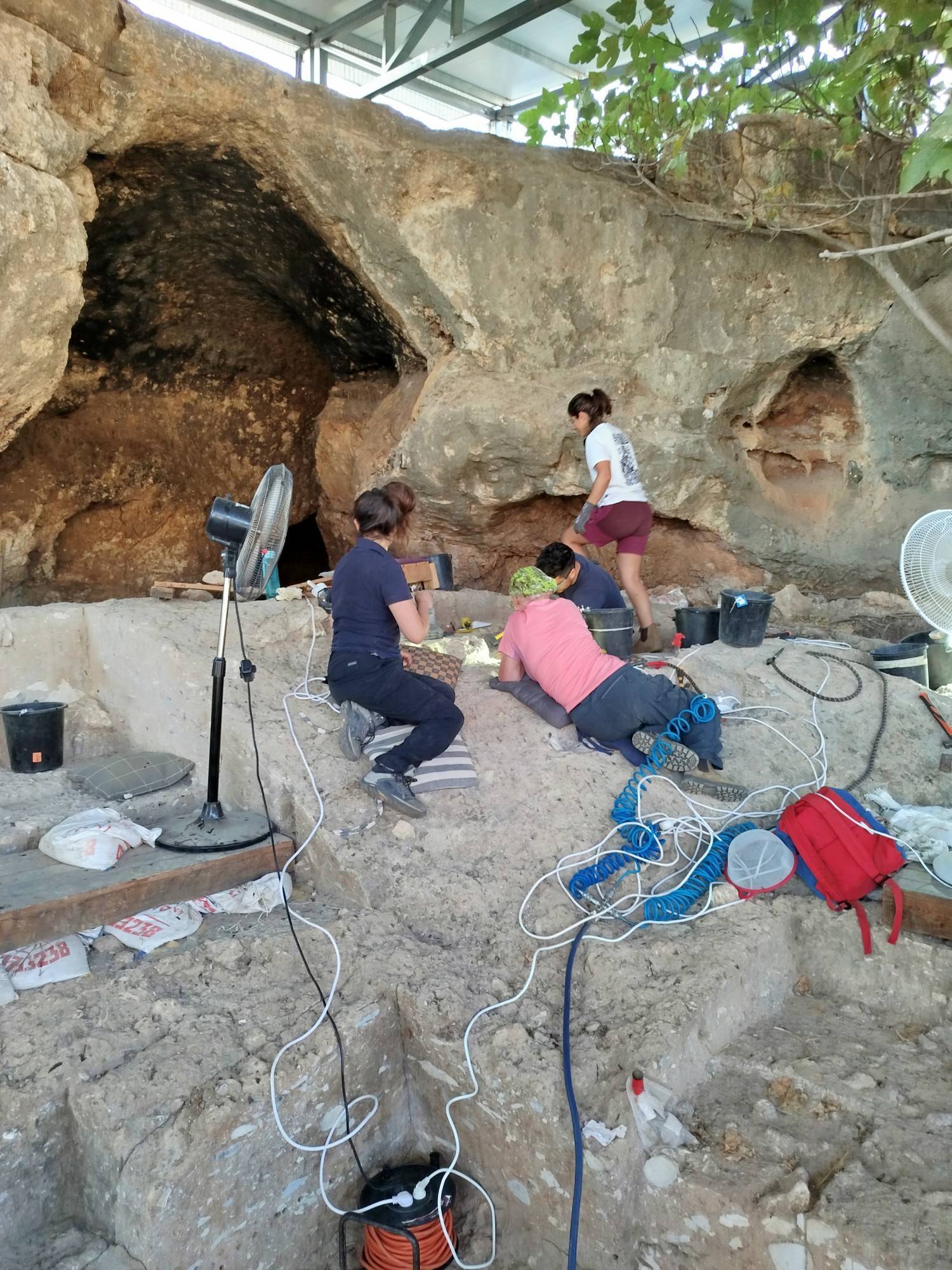 The 10th week is over π¦
.
.
.
#prehistory #archaeology #excavation #lithics #paleolithic #homosapiens #neanderthal #batcave