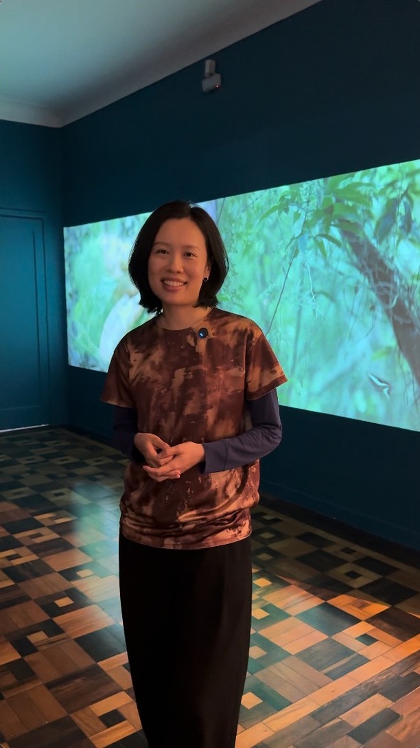 @_tang_han trabalha com filme, vídeo, instalação e pintura, recorrendo a materiais históricos para responder a questões contemporâneas sobre as intersecções entre ecologia, feminismo e cultura de consumo. Comissionada pela 14ª Bienal, a artista apresenta dois trabalhos que partem de plantas medicinais: a instalação Rhizoming Wind: Forecasting e a adesivagem vinílica Ginkgo and Other Times.
A instalação na Fundação Ecarta explora os usos, na medicina chinesa, da orquídea Gastrodia elata, conhecida por tratar as chamadas “doenças do vento”, relacionadas ao sistema nervoso, como derrames e enxaquecas. Já a adesivagem vinílica na Casa de Cultura Mario Quintana parte da Ginkgo biloba, considerada um fóssil vivo, pois existe há mais de duzentos milhões de anos. A obra está vinculada ao filme de mesmo título, que a artista produziu, em 2023, e no qual explora a ética ecológica na escrita sobre a natureza e nos antigos contos populares chineses. Inspirada na ficção científica botânica, no taoísmo e na tecnologia de ponta, Tang revela conexões negligenciadas por nossos sentidos mais fundamentais na composição da vida e de seus ciclos de transformação.
Veja os trabalhos:
@fundacaoecarta: ter--dom, 10:00--18:00
@ccmarioquintana: ter--dom, 10:00--20:00
Texto por Taís Cardoso
English version in the comments.
Apresentado por: @petrobras
Produção: Fundação Bienal do Mercosul
Apoio Institucional: @unescobrasil, @tjrsoficial, @ccmarioquintana, @museumargs, @farolsantander, Procempa e Bancos Sociais, @instituto.ling, @institutocervantesportoalegre, @eflcultural, @instituto.rouanet, @fundacaoibere e @pucrs
Apoio: @irigaray.guindastes, @lojaspompeia, @gangoficial, @riograndeseguros, @iguatemipoa, @agibank, @vulcabras.oficial, @dufriorefrigeracao, @roxcode.io, @brdeoficial e @art.hoteltransamerica
Media Partner: @grupo_rbs
Apoio Premium: @lojasrenner, @bluevillealimentos e @gerdau
Patrocínio: @crown.embalagens, @caixa, @prefpoa e @governo_rs
Patrocínio Master: @santanderbrasil @banrisul
Financiamento: PRÓ-CULTURA - Lei Estadual de Incentivo à Cultura - #proculturars @sedac_rs #culturaessencial
Realização: Lei Federal de Incentivo à Cultura