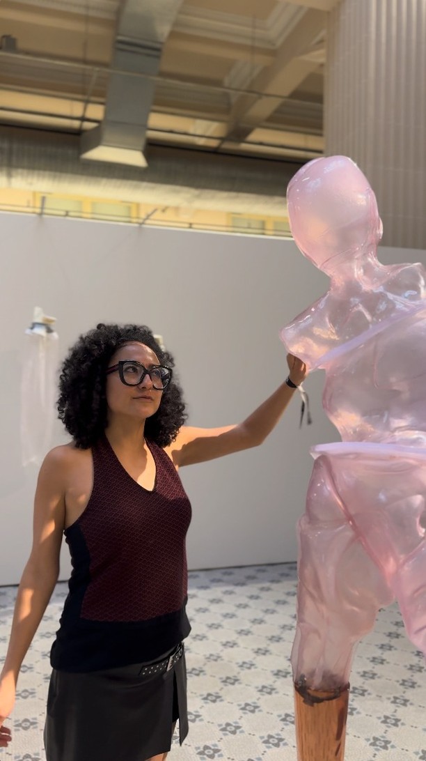 @berenice.olmedo desenvolve esculturas e objetos cinéticos, explorando de maneira sensível a materialidade de próteses e órteses. As fusões em sua obra chamam a atenção para as dimensões sociais das “deficiências” e das fragilidades dos sistemas de acessibilidade e recepção dos diferentes corpos aos diferentes ambientes. Além de artista, Olmedo lecionou como voluntária em uma oficina de arte do Centro de Reabilitação e Inclusão Infantil Teleton (CRIT), na Cidade do México.
As esculturas em ferro e silicone apresentadas na 14ª Bienal do Mercosul remetem a corpos humanos, tanto por suas formas quanto por sua escala. Compostas por materiais, cores e procedimentos sintéticos, as peças nos convidam a nos desfazermos da ideia de que os corpos são formados apenas de carne e osso, reforçando o quanto o uso de instrumentos é parte da vida humana, potencializando novas maneiras de ser e estar no mundo.
O conjunto está no @farolsantanderpoa, com visitas de terça à sábado, das 10h às 19h, e domingo, das 11h às 18h.
Texto por Taís Cardoso
English version in the comments.
Apresentado por: @petrobras
Produção: Fundação Bienal do Mercosul
Apoio Institucional: @unescobrasil, @tjrsoficial, @ccmarioquintana, @museumargs, @farolsantander, Procempa e Bancos Sociais, @instituto.ling, @institutocervantesportoalegre, @eflcultural, @instituto.rouanet, @prefpoa, @fundacaoibere, @pucrs e @zigoncom
Apoio: @irigaray.guindastes, @lojaspompeia, @gangoficial, @riograndeseguros, @iguatemipoa, @agibank, @vulcabras.oficial, @dufriorefrigeracao, @roxcode.io, @brdeoficial e @art.hoteltransamerica
Media Partner: @grupo_rbs
Apoio Premium: @lojasrenner, @bluevillealimentos e @gerdau
Patrocínio: @crown.embalagens, @caixa e @governo_rs
Patrocínio Master: @santanderbrasil @banrisul
Financiamento: PRÓ-CULTURA - Lei Estadual de Incentivo à Cultura - #proculturars @sedac_rs #culturaessencial
Realização: Lei Federal de Incentivo à Cultura
#14BienalDoMercosul #BienalDoMercosul #BienalDoMercosul2025