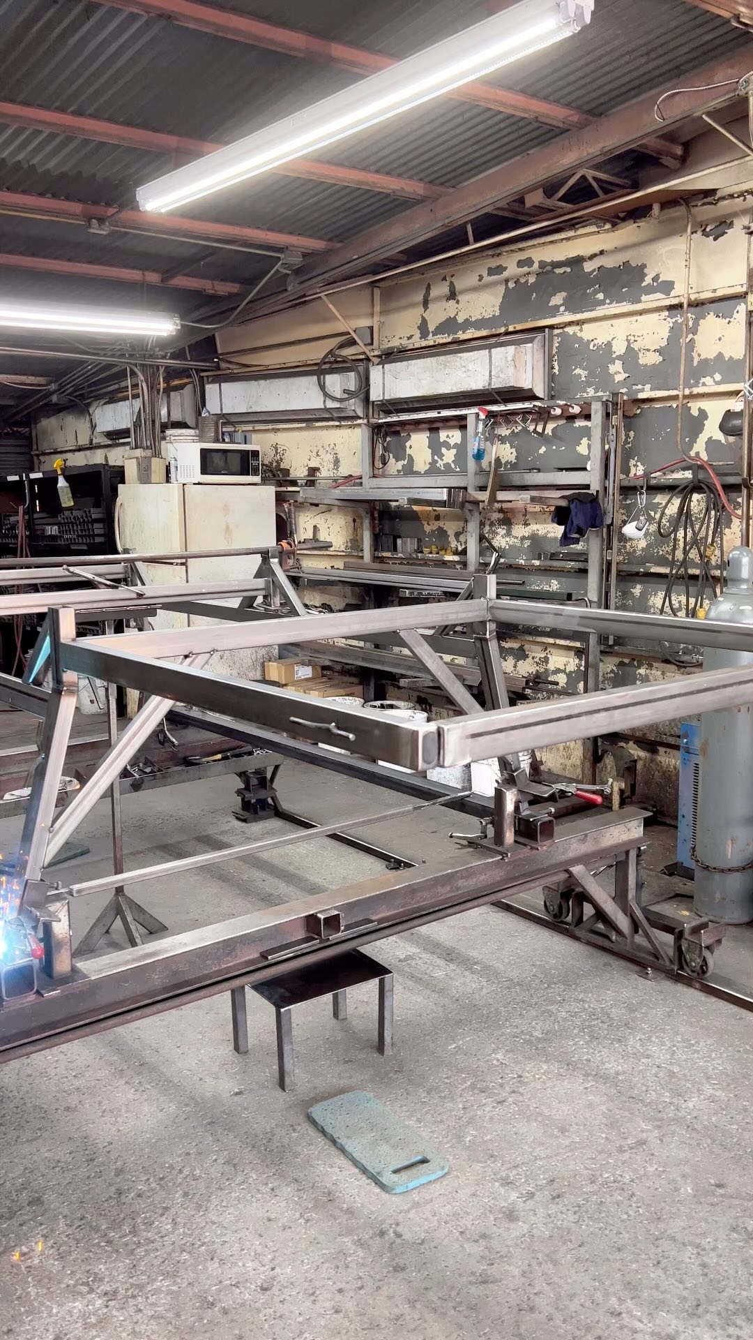 We use only the highest quality materials here at drake welding. Our fully welded gussets design has been the strongest rack on the market for almost 70 years. #american #made #welding #fabrication #love