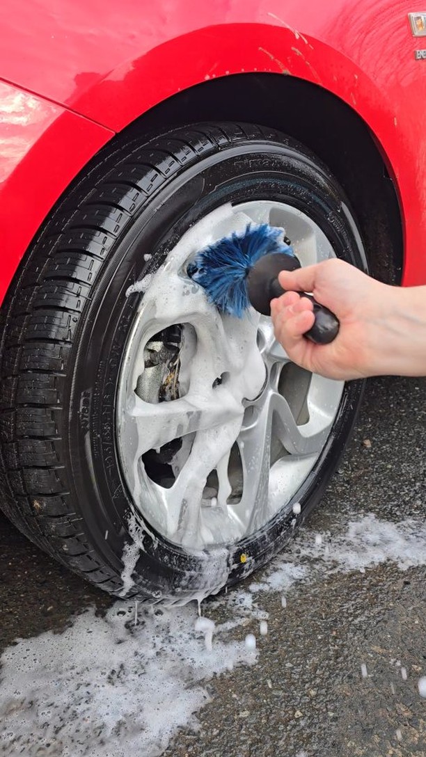 Every wheel gets the same treatment, whether it's on a McLaren or a Corsa
#detailing #detailing #wheelcleaning #detailinglifestyle #mobilevaleting