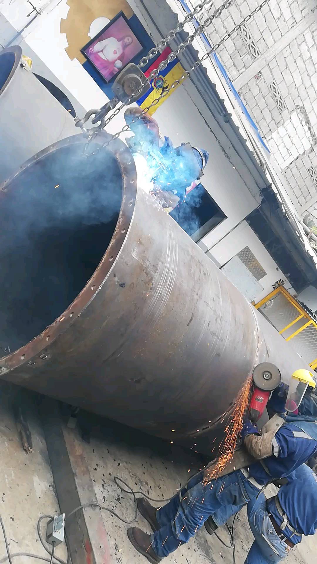 ⚙️Avanzamos con la #fabricacion de #ductos
#skcingenieria #soldadura #welding #weld #weldinglife #soldaduraEcuador #metalmecanicaEcuador #metalmecanica #welder