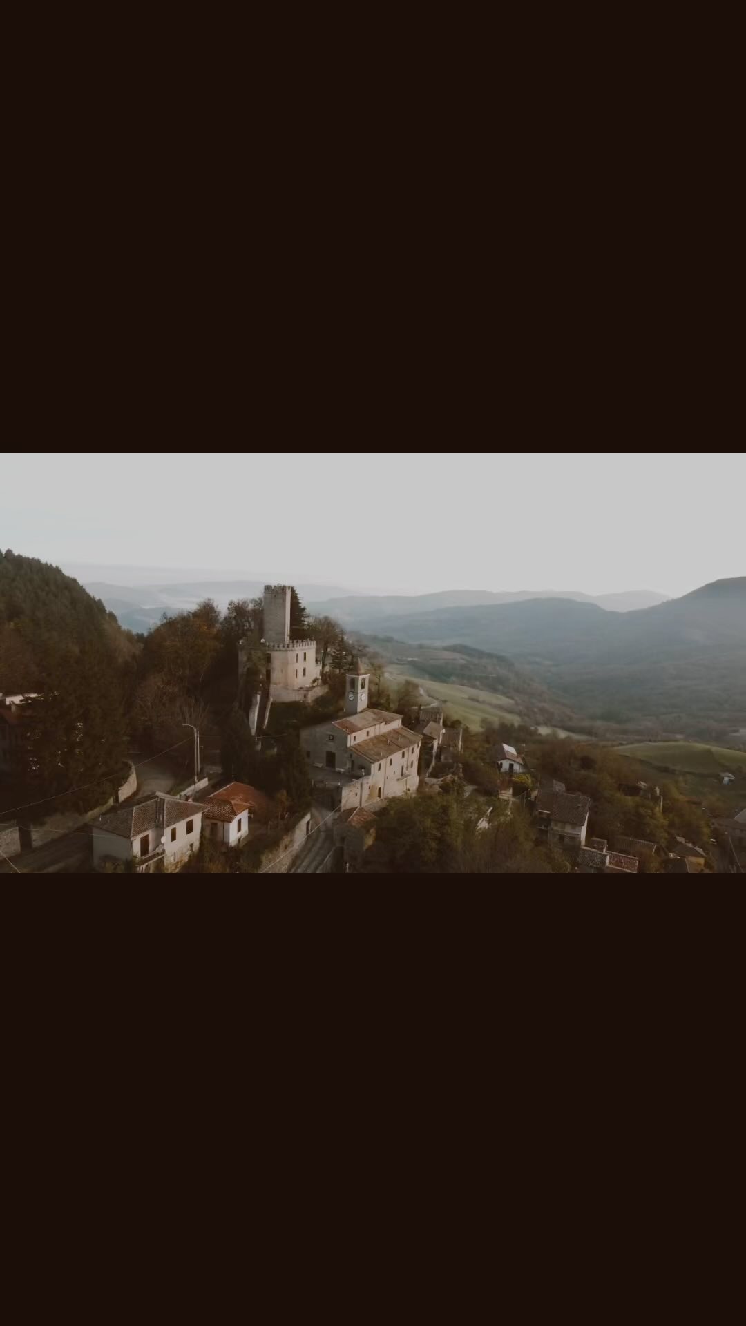 Questo lento e inesorabile avanzare del muro gelido, umido, tagliente, del mare di nebbia.
Un’onda di marea avvolgente e inarrestabile.
Il fumo che ancora ribolle sotto l’alba.
Al di sotto un altro mondo, ma se hai la fortuna di stare sopra, vedi tutto.
Pietragavina
#vallestaffora #oltrepo #pietragavina #autunno #nebbia #novembre #mare #montagna #mattina #borgo #castello