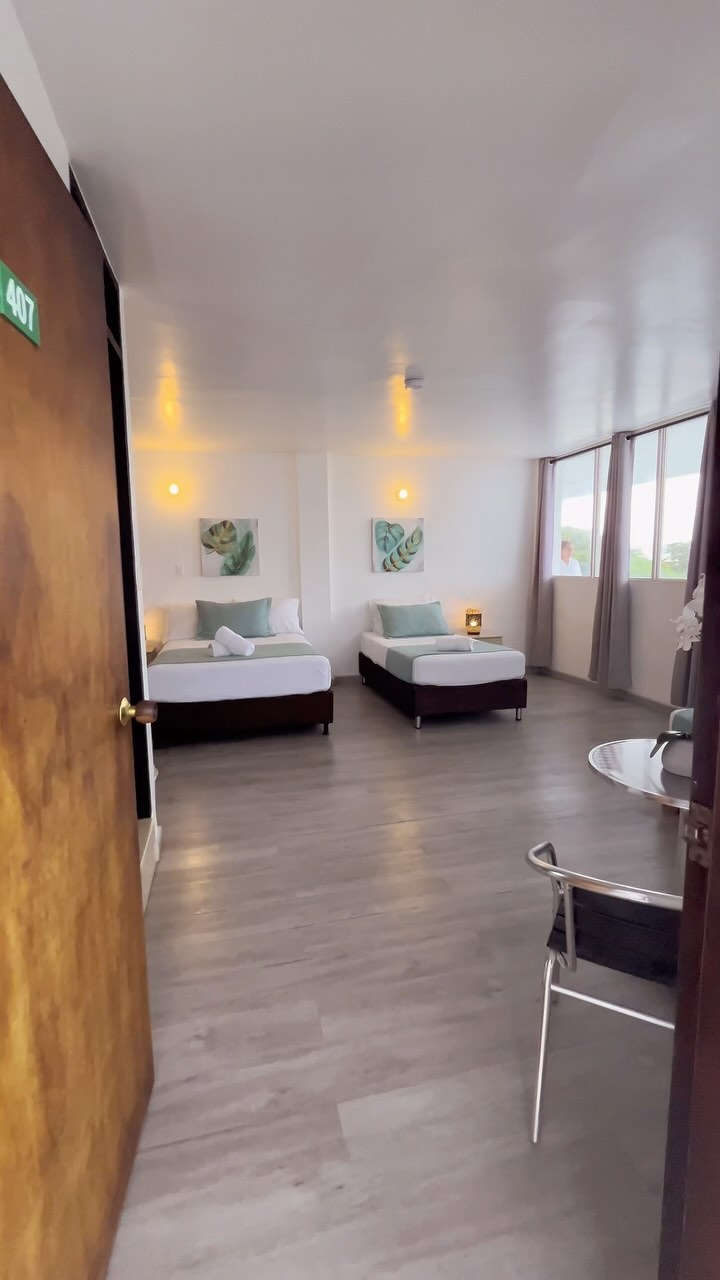 Hotel verde mar.
Ubicado a una cuadra de la playa principal de San Andrés, en el comercio de la isla y con el malecón a unos pasos.
Restaurantes y actividades al rededor del hotel 😎