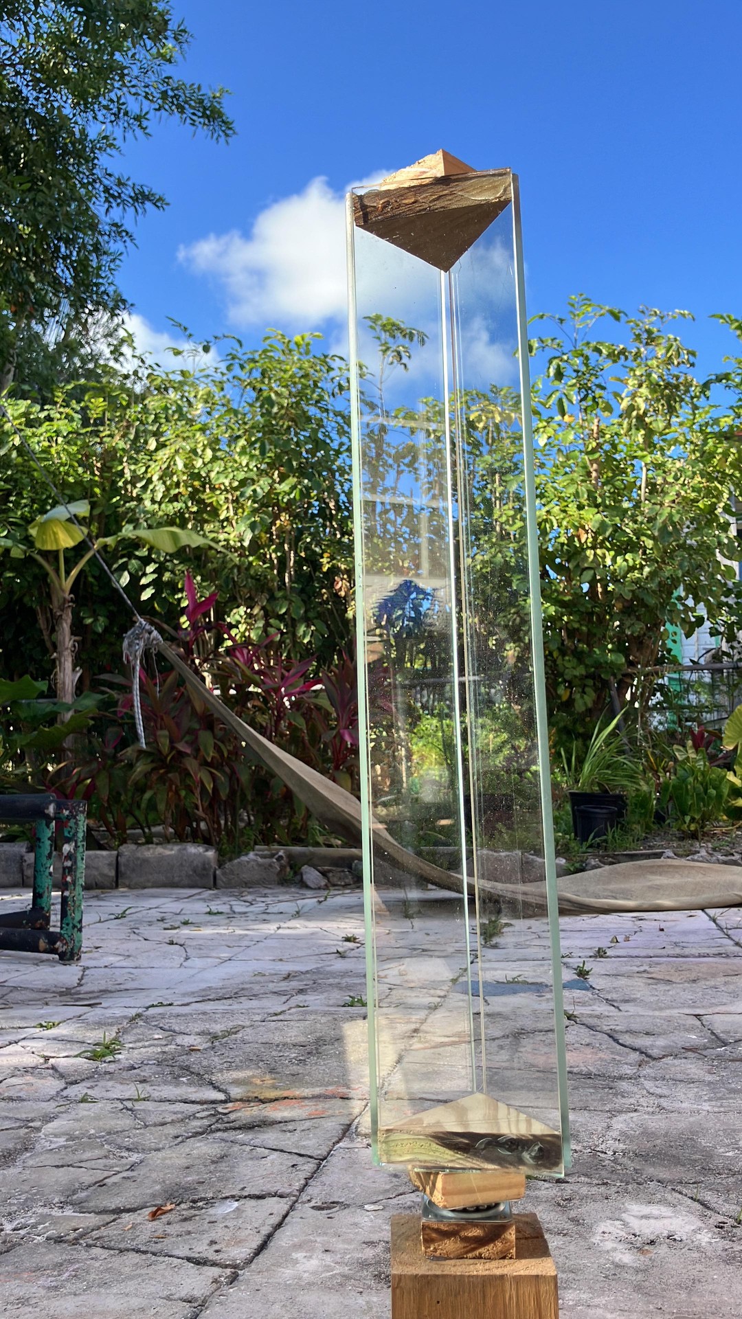 How to make an arts tutorial back in force. Prototype for a wind driven spinning prism. #dylanrapillard #bahamianart #contemporaryart #caribbeanart #artoftheday #swissartist #artistsoninstagram #arttutorial #windsculpture #howtomakeanarts #kineticart #kineticsculpture #upcycling #junkanew