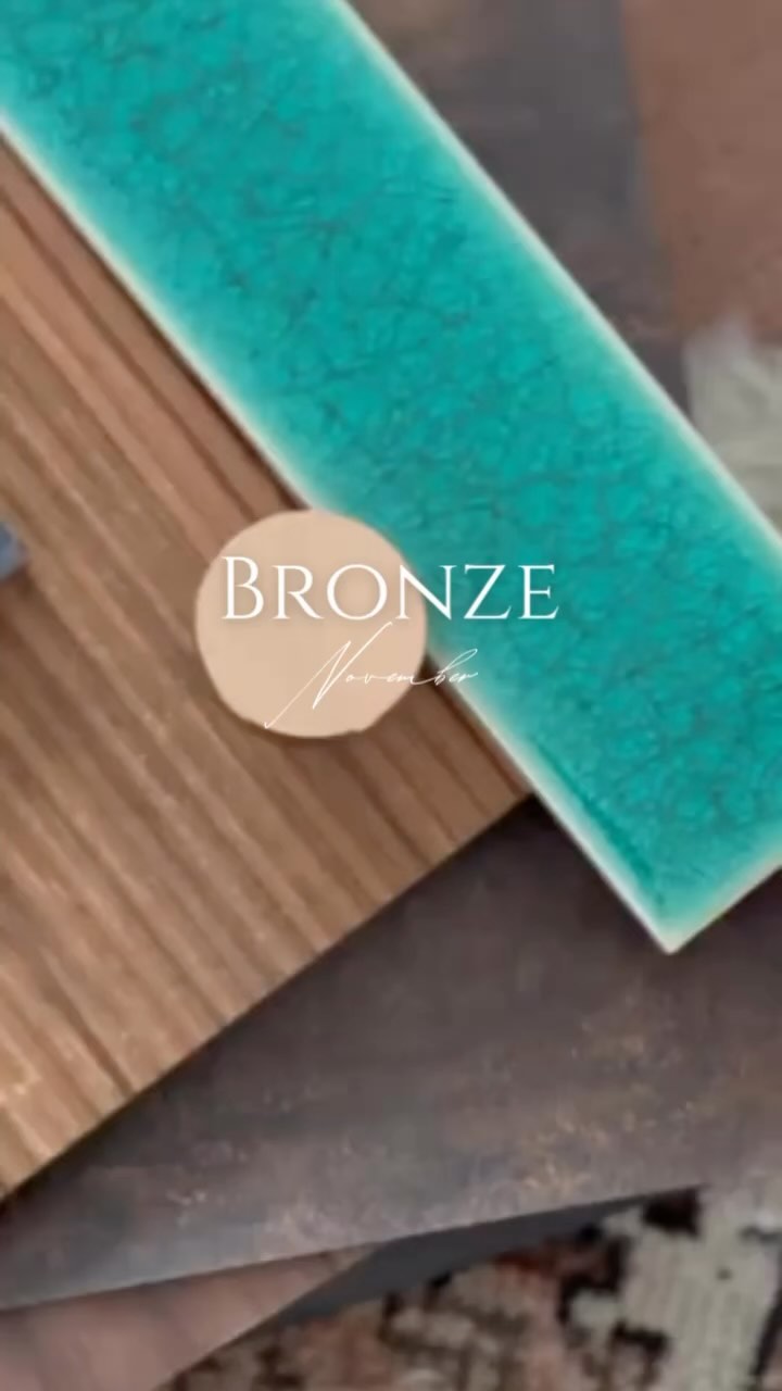 November: the world around us flutters, falls and fades… leaving a backdrop of copper, bronze and brown hues. The beauty in this, is that when unexpected color appears against it, it really stands out! Whether it be a stunning sunrise, or a knit scarf in a bold, bright color.
🍂🩵 The use of muted earth tones combined with an unexpected pop of saturated color is a beautiful way to be subtle and understated, yet playful.
#November2024
#inspiredbynature
#riinteriordesigner