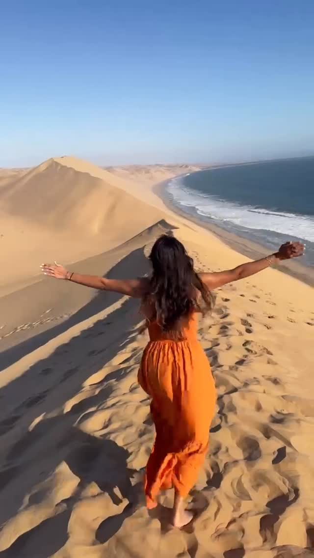 On the edge of the world. 🇳🇦
💃🏻 @cindy_zamora199
#namibia #travelnamibia #travel #sandwichharbour #desert