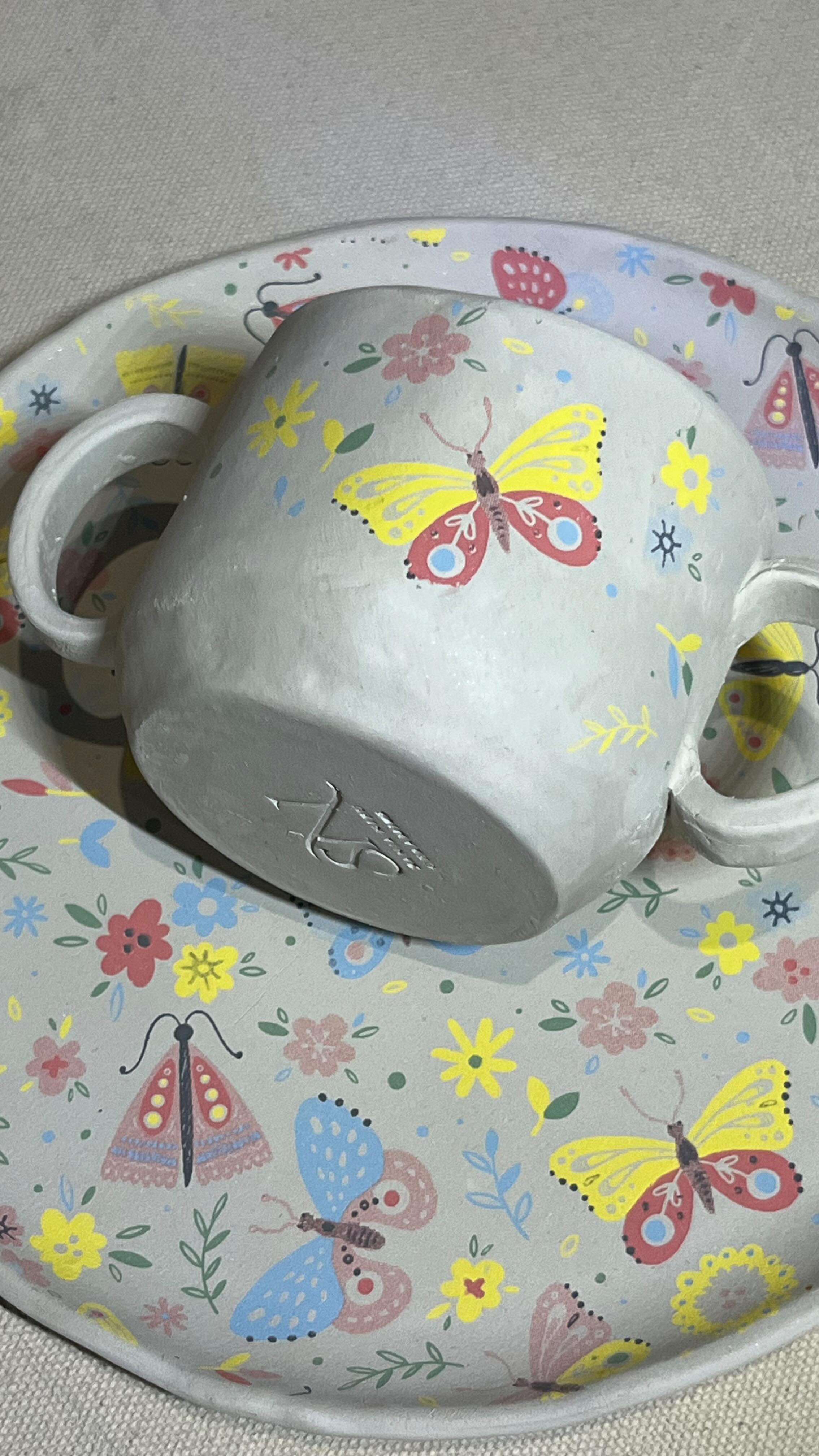 The wonder of underglaze transfers. An easy way to get beautiful prints on your pottery. This transfer is one of my favourites from Sanbao.
#handmadeceramics
#ceramics
#ceramica
#madeinSouthAfrica
#homedecor
#decor
#iloveceramics
#ceramicart
#pottery
#gifts
#handbuildt
#handbuild
