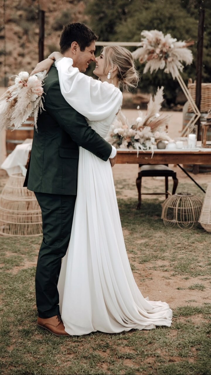 Our dream wedding in Namibia 🇳🇦🤍
Schon sechs Wochen her und es fühlt sich gar nicht so an! Ich habe so viele wunderschöne Fotos die ich euch zeigen möchte, also dachte ich, ich fange mal mit ein paar an 🥰❤️
Six weeks since the wedding already! It doesn’t feel like it at all! We have so many beautiful pictures that I still want to show you so I thought I will start with a few 🥰❤️
#wedding #weddingsnamibia #namibia #travelnamibia #expat #auswandern #movingabroad