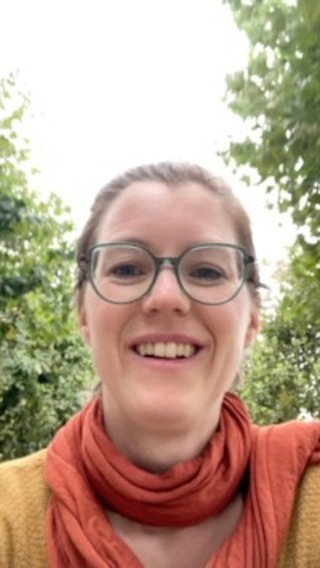 ⬇️ dann… ⬇️
…mache ich wohl die richtige Arbeit! 🥳
Bis tief in die Nacht war ich topmotiviert an Orga-Aufgaben und Social-Media-Content dran. Auch Teil meiner Arbeit. Ich war voll im Flow!! ✨🌙
UND als der Wecker am Morgen klingelte, bin ich trotzdem aus dem Bett GESPRUNGEN! ⏰
☕️Da brauchte ich keinen Kaffee und war blitzschnell wach. Ich freute mich auf meinen Entdeckungsraum heute morgen.
Auf das Vorbereiten des Kurs-Raumes, auf die Kinder und auf die Eltern! 🪜
Warum erfüllt mich diese Arbeit so? 🍀
Sie ermöglicht mir eine Sinnhafte Tätigkeit voller Präsenz, viele Momente von Selbstwirksamkeit, Kreativität und Empathie geben, sowie ein Beitragen zu mehr Entspannung im Familien-Alltag.🍀
Ich bin so gerne Raumhalterin und Zeugin von Weiterentwicklung!! Von den Kindern und Eltern. 🥰
Und auch ich entwickle mich dort weiter.
Danke an alle Eltern, mit denen ich ein Stück Weg gemeinsam gehen kann. Es fägt mit euch! 🙏 🎊
Dafür gibt es dann ein Schläfchen am Nami. 🛌
#entdeckungsraumbiel #entdeckungsraum #pikler #piklerpädagogik #hengstenbergpädagogik #montessori #bielbienne #elternkindkurs #kinderturnen #elki #krabbelgruppe #spielgruppe #babygruppe #babyturnen #entdeckungsraumbern #freiebewegungsentwicklung #bedürfnisorientiert
#freispiel
Wer kennt dieses Gefühl, wenn die Arbeit einen morgens gut aus dem Bett bringt?