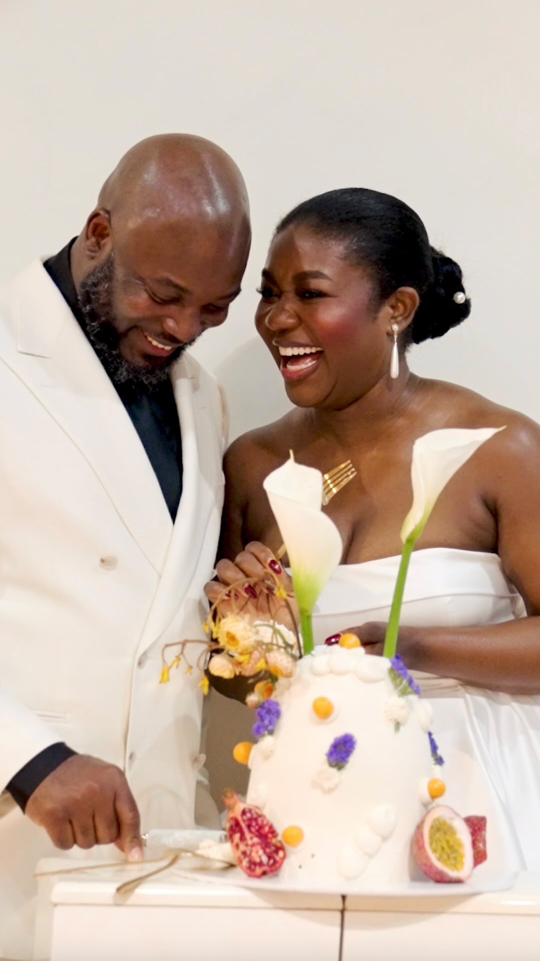 sneak peek of Ekanem & Shola’s intimate wedding celebration 🍇🥂🤍 can’t get over how stunning this setup was and how special it was to have their most cherished people gathered together!