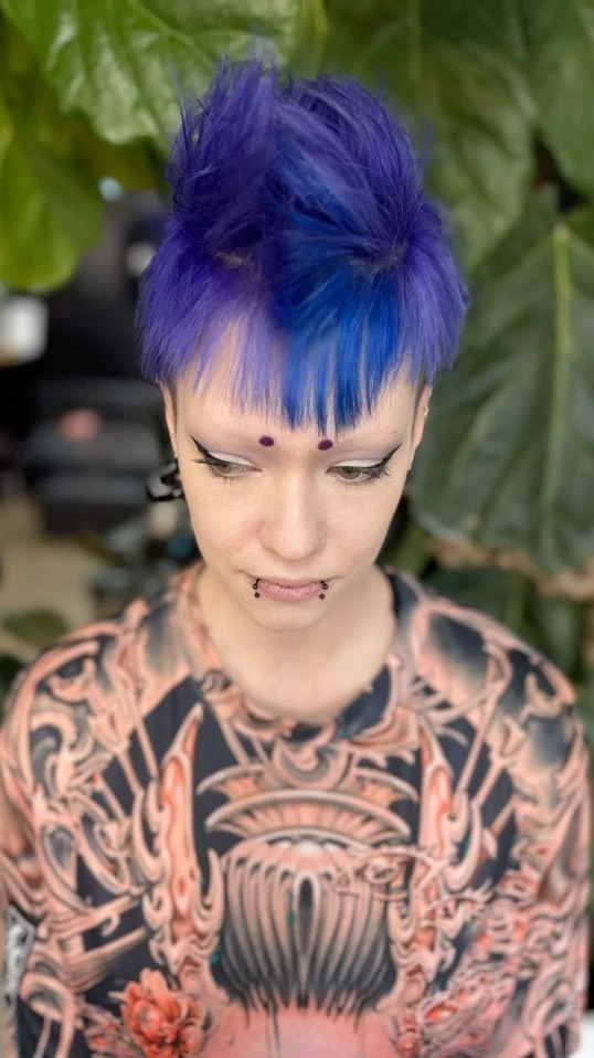 π€πΌππͺ. #@mukhaircare_global #windsorprahranhair #melbournehairdresser #3181 #razordollssalon #chapelstprecinct #creativecolouristsmelbourne #authentichairarmy #vividhair @behindthechair_com #volume #mohawk #alternativehair #purple #blue #grunge #deathhawk #xtina #y2k #y2khair @razordollsbrooke @razordollspeanut